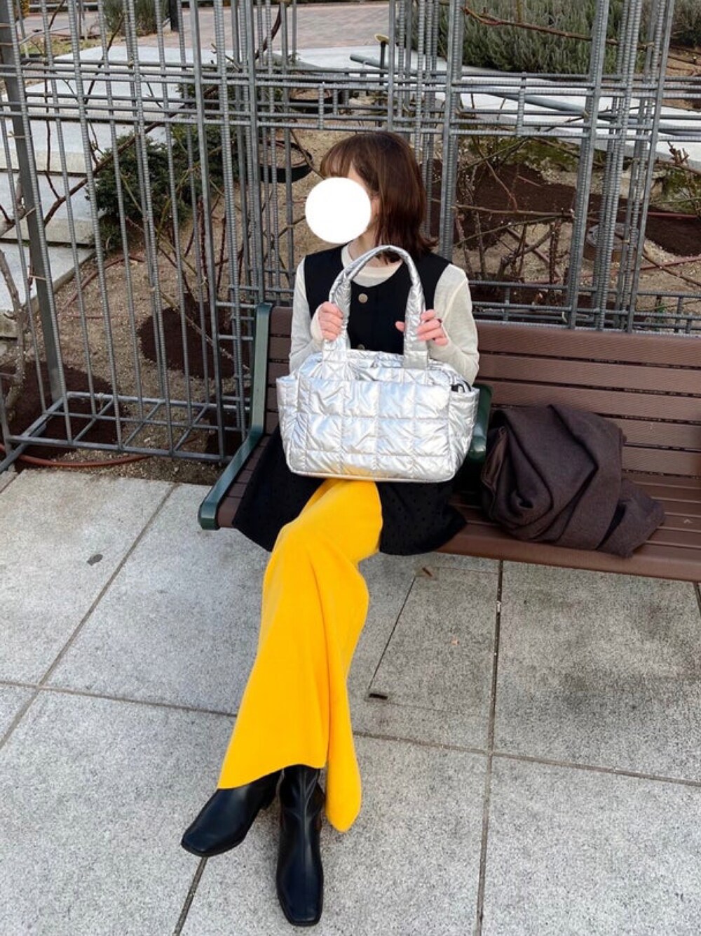 「しまむら、しまむらコーデ、ベスト、ぺプラム、レイヤードスタイル、シアートップス、タイトスカート、カラーコーデ、マスタード、着回しコーデ、ラフコーデ、プチプラ、プチプラコーデ」｜「andmeのテレコシアークルーネック長袖トップス（Tシャツ/カットソー、ホワイト系）」を使った、minmin08_さん（レディース・158cm）の春コーディネートの1枚目の写真