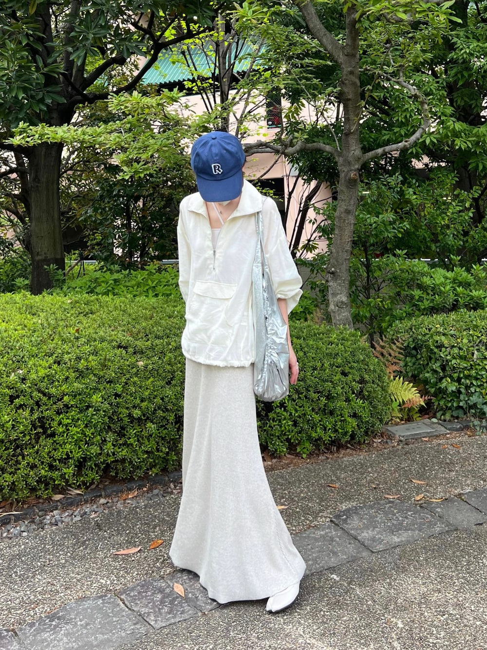 「しまむら、しまむらコーデ、アノラックパーカー、アノラック、マーメイドスカート、ロングスカート、リブスカート、シルバー、カラーコーデ、足袋バレエ、春ファッション、春カラー、春服みてみて、春服デビュー宣言、プチプラ」｜「しまむらのアイテム（シャツ/ブラウス、ホワイト系）」を使った、minmin08_さん（レディース・158cm）の春コーディネートの1枚目の写真