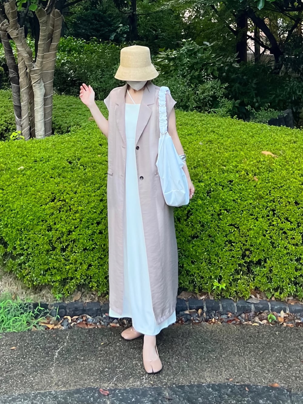 「しまむら、しまむらコーデ、ジレ、シアー、バケットハット、キャミワンピ、足袋バレエ、ショルダーバッグ、夏コーデ、夏セールで買いました、大人カジュアル、プチプラ、ホワイトコーデ、淡色コーデ」｜「14+のペーパーブレード編みバケットハット（ハット、ベージュ系）」を使った、minmin08_さん（レディース・158cm）の夏コーディネートの1枚目の写真