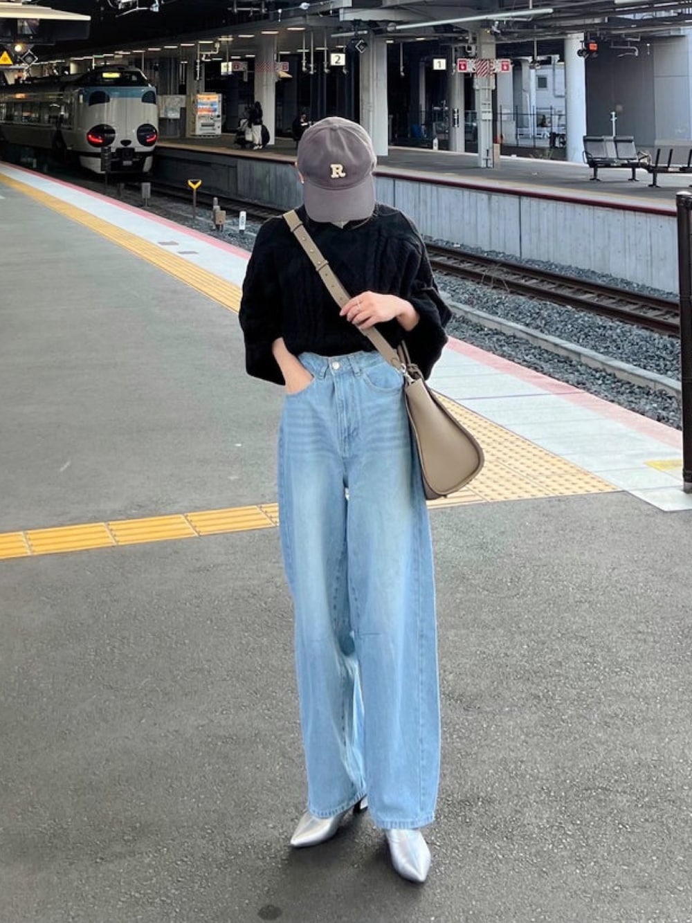 「しまむら、しまむらコーデ、ジーンズ、カーブパンツ、バレルレッグジーンズ、シルバー、ショルダーバッグ、今日のコーデ、シンプルスタイル、ラフコーデ、カジュアルスタイル、デニムパンツ、ニットコーデ、プチプラコーデ」｜「NOAHLの【NOAHL】ケーブルニット（ニット/セーター、ブラック系）」を使った、minmin08_さん（レディース・158cm）の冬コーディネートの1枚目の写真