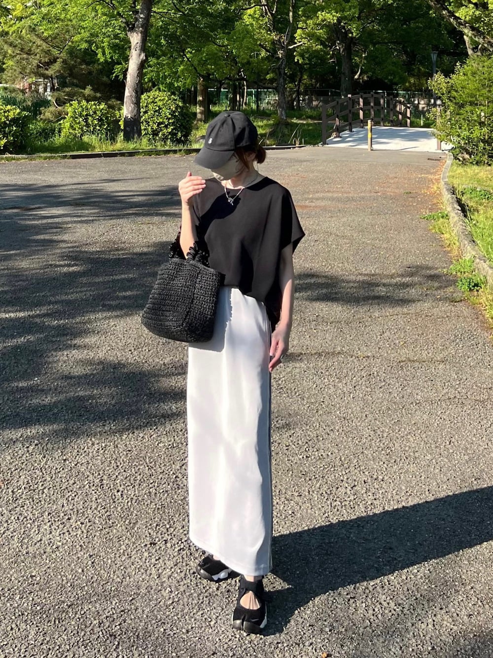 「しまむら、しまむらコーデ、タイトスカート、ラインスカート、ドルマンスリーブ、スポーツミックス、シンプルコーデ、かごバッグ、グレー、カラーコーデ、夏コーデ、ラクチンコーデ、カジュアルスタイル、初夏コーデ」｜「andmeのきれいめ梨地ポンチドルマンスリーブトップス（Tシャツ/カットソー、ブラック系）」を使った、minmin08_さん（レディース・158cm）の春コーディネートの1枚目の写真