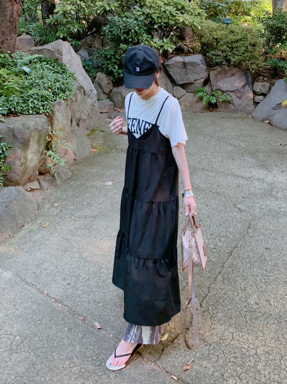 「しまむら、しまむらコーデ、しまパト、キャミワンピ、ティアードワンピース、ロゴT、プリーツパンツ、ビーチサンダル、夏コーデ、ゆるコーデ」｜「しまむらのアイテム（ワンピース、ブラック系）」を使った、minmin08_さん（レディース・158cm）の夏コーディネートの1枚目の写真