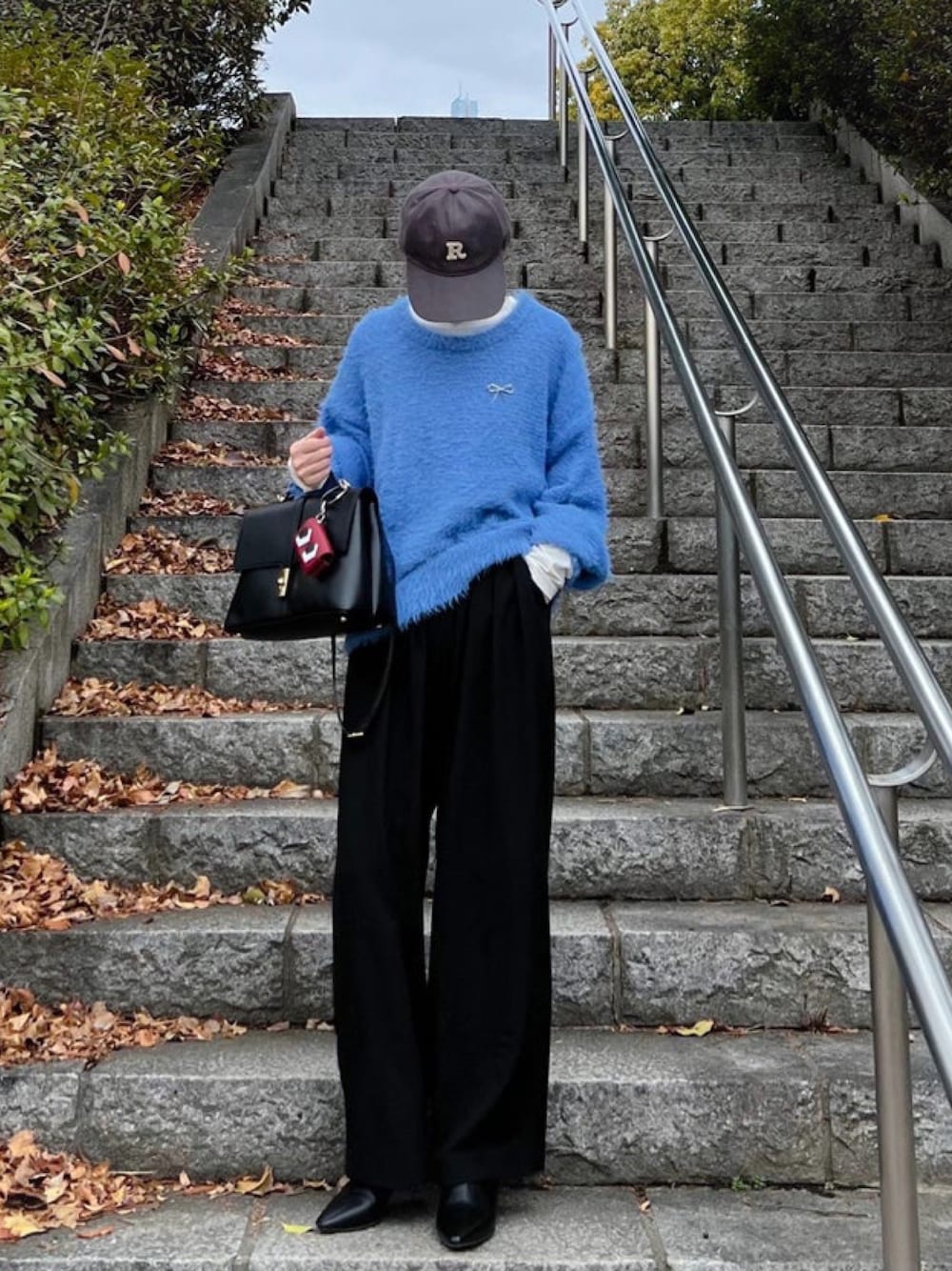 「しまむら、シャギーニット、ブルー、ブルーコーデ、タックパンツ、レイヤードスタイル、シアートップス、着回しコーデ、プチプラ、カラーコーデ、ラフコーデ」｜「しまむらのアイテム（ニット/セーター、ブルー系）」を使った、minmin08_さん（レディース・158cm）の春コーディネートの1枚目の写真