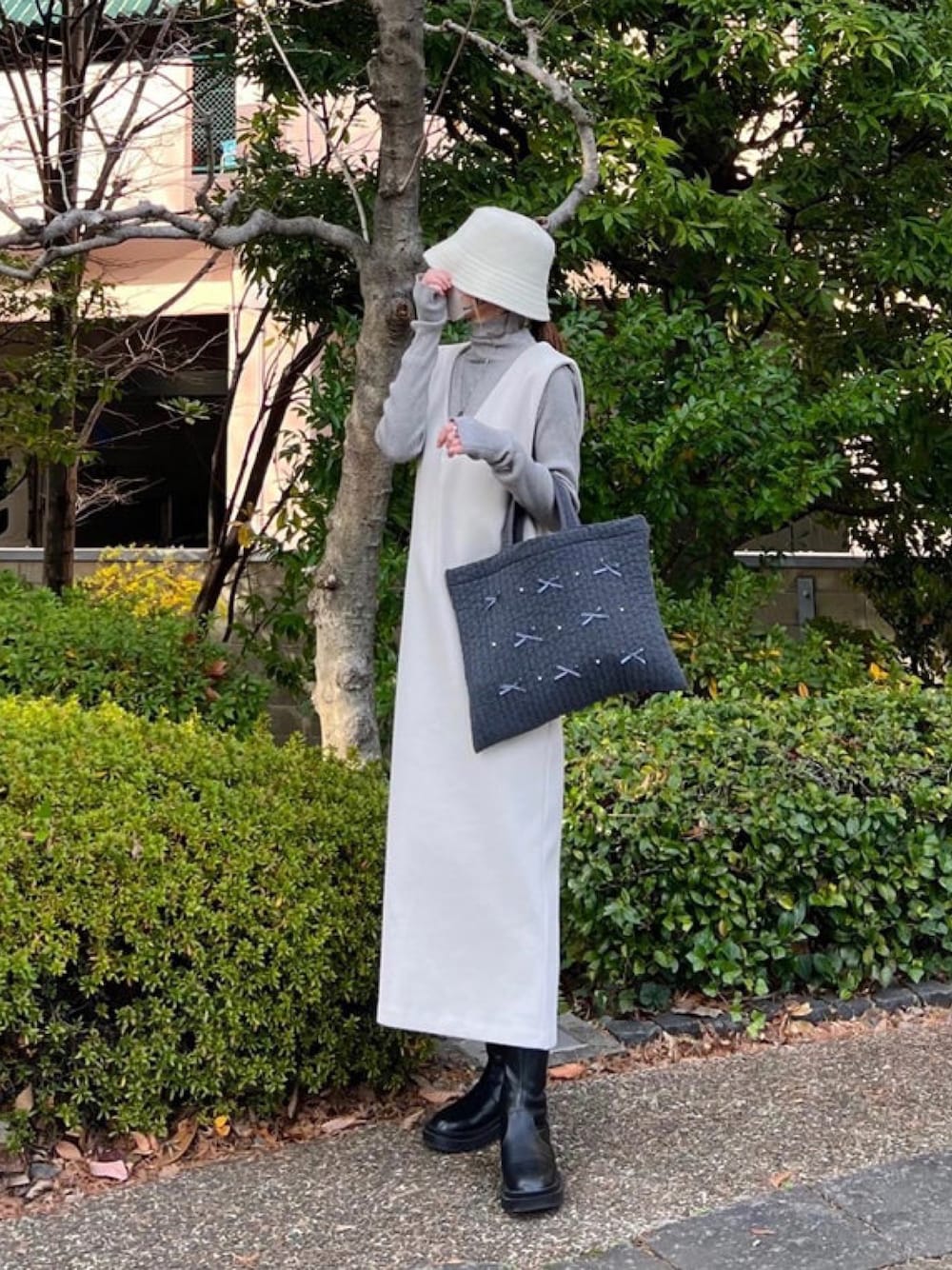 「しまむら、しまむらコーデ、リブニット、ニット、フィンガーホール、バケットハット、ヌビバッグ、ジャンパースカート、ステンカラーコート、ケープコート、ブーツ、モノトーンコーデ、冬コーデ、新星WEARISTAにエントリー」｜「14+のバスクシンプルバケットハット（ハット、ホワイト系）」を使った、minmin08_さん（レディース・158cm）の冬コーディネートの1枚目の写真
