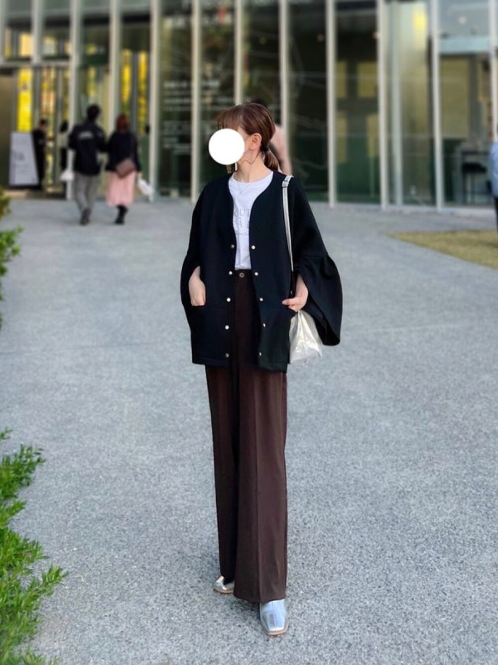 「しまむら、しまむらコーデ、ジャケット、レイヤードスタイル、ハイウエストパンツ、シルバー、ブーツ、シルバーブーツ、ブラウン、秋コーデ、オトナカジュアル、ラクチンコーデ、秋色、パンツコーデ」｜「しまむらのアイテム（ノーカラージャケット、ブラック系）」を使った、minmin08_さん（レディース・158cm）の秋コーディネートの1枚目の写真