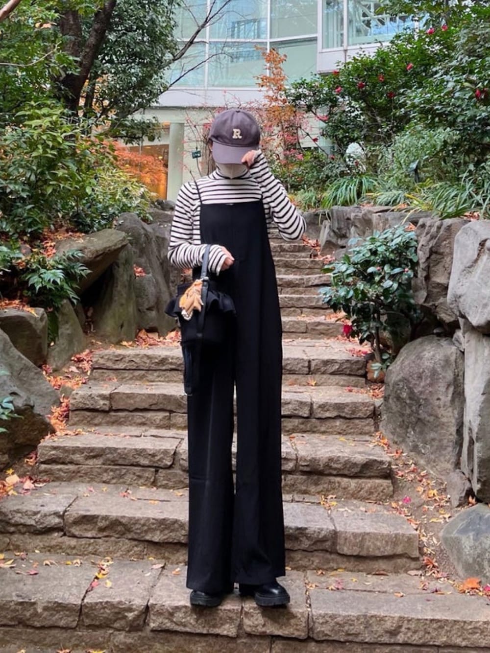 「しまむら、しまむらコーデ、バケツバッグ、リブニット、レイヤードスタイル、サロペット、チャーム、チェスターコート、ロングコート、冬アウター、ブラック、ラクチンコーデ、ブーツスタイル、プチプラ」｜「andmeの無地/ボーダー長袖タートルネック指穴リブニットトップス（ニット/セーター、ホワイト系）」を使った、minmin08_さん（レディース・158cm）の冬コーディネートの1枚目の写真
