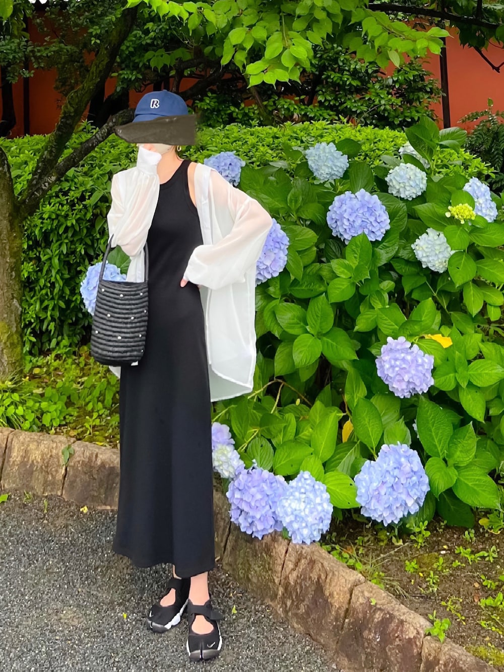 「しまむら、しまむらコーデ、シアーシャツ、シアートップス、アメスリ、ワンピース、エアリフト、キャップ、かごバッグ、レイヤードスタイル、ビッグシルエット、韓国ファッション、シンプルコーデ、プチプラ」｜「しまむらのアイテム（シャツ/ブラウス、ホワイト系）」を使った、minmin08_さん（レディース・158cm）の夏コーディネートの1枚目の写真