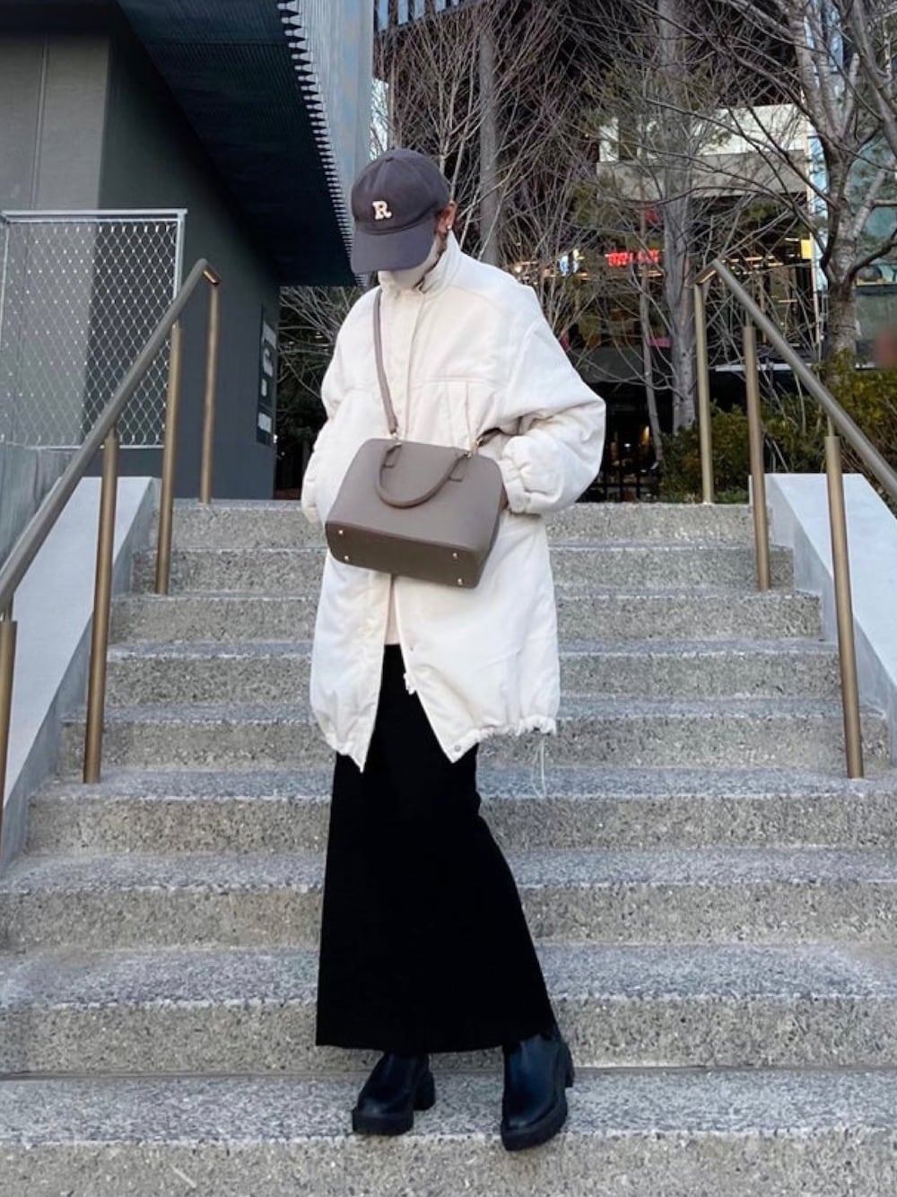 「しまむら、しまむらコーデ、モンスターパーカー、ダウンジャケット、真冬のあったかスタイル、タイトスカート、ニットスカート、おでかけコーデ、大人かわいい、着回しコーデ、帽子、ニットコーデ、アウターコーデ」｜「しまむらのアイテム（ダウンジャケット/コート、ホワイト系）」を使った、minmin08_さん（レディース・158cm）の冬コーディネートの1枚目の写真