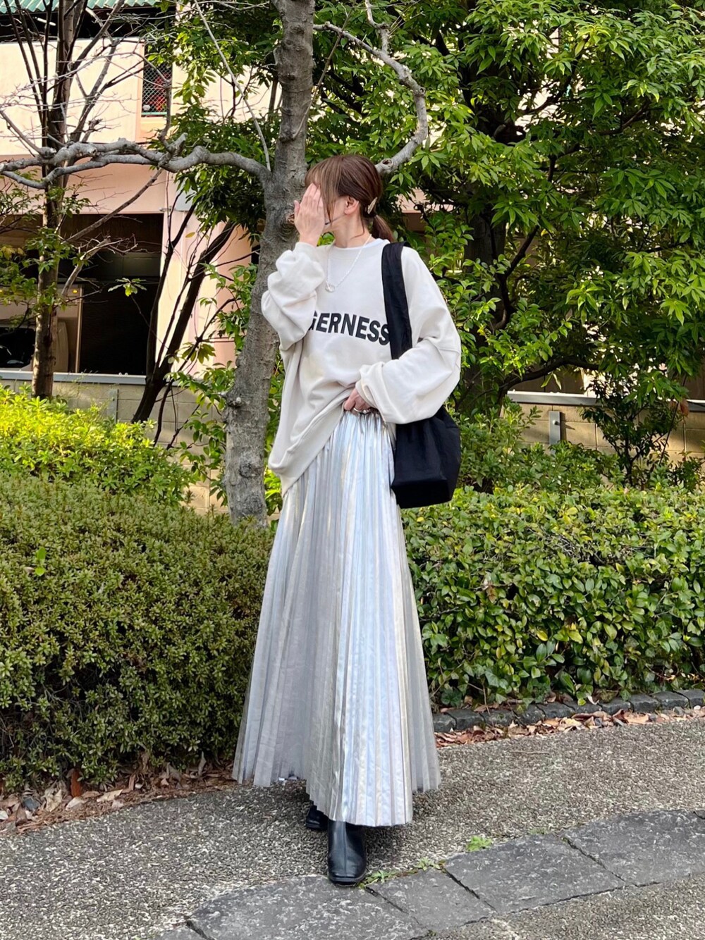 「しまむら、しまむらコーデ、プリーツスカート、シルバー、カラーコーデ、メタリック、ロゴスウェット、ショルダーバッグ、トレンチコート、春コーデ、春のおしゃ見えテクニック、春服、春服みてみて、プチプラコーデ」｜「recaの【選べる２タイプ 裏起毛/ノーマル(裏毛) 】即オシャレ見え！カレッジ風ロゴスウェット（スウェット、ホワイト系）」を使った、minmin08_さん（レディース・158cm）の春コーディネートの1枚目の写真