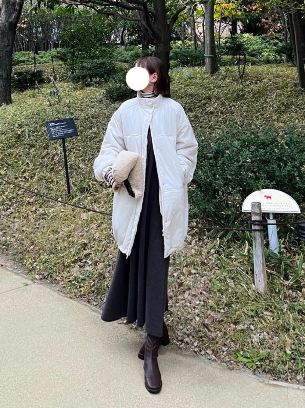 「しまむら、しまむらコーデ、モンスターパーカー、ダウンジャケット、ロングコート、冬アウター、リブニット、レイヤードスタイル、ジャンスカ、ボアバッグ、スカートコーデ、ワンピーススタイル、ラクチンコーデ」｜「しまむらのアイテム（ダウンジャケット/コート、ホワイト系）」を使った、minmin08_さん（レディース・158cm）の冬コーディネートの1枚目の写真