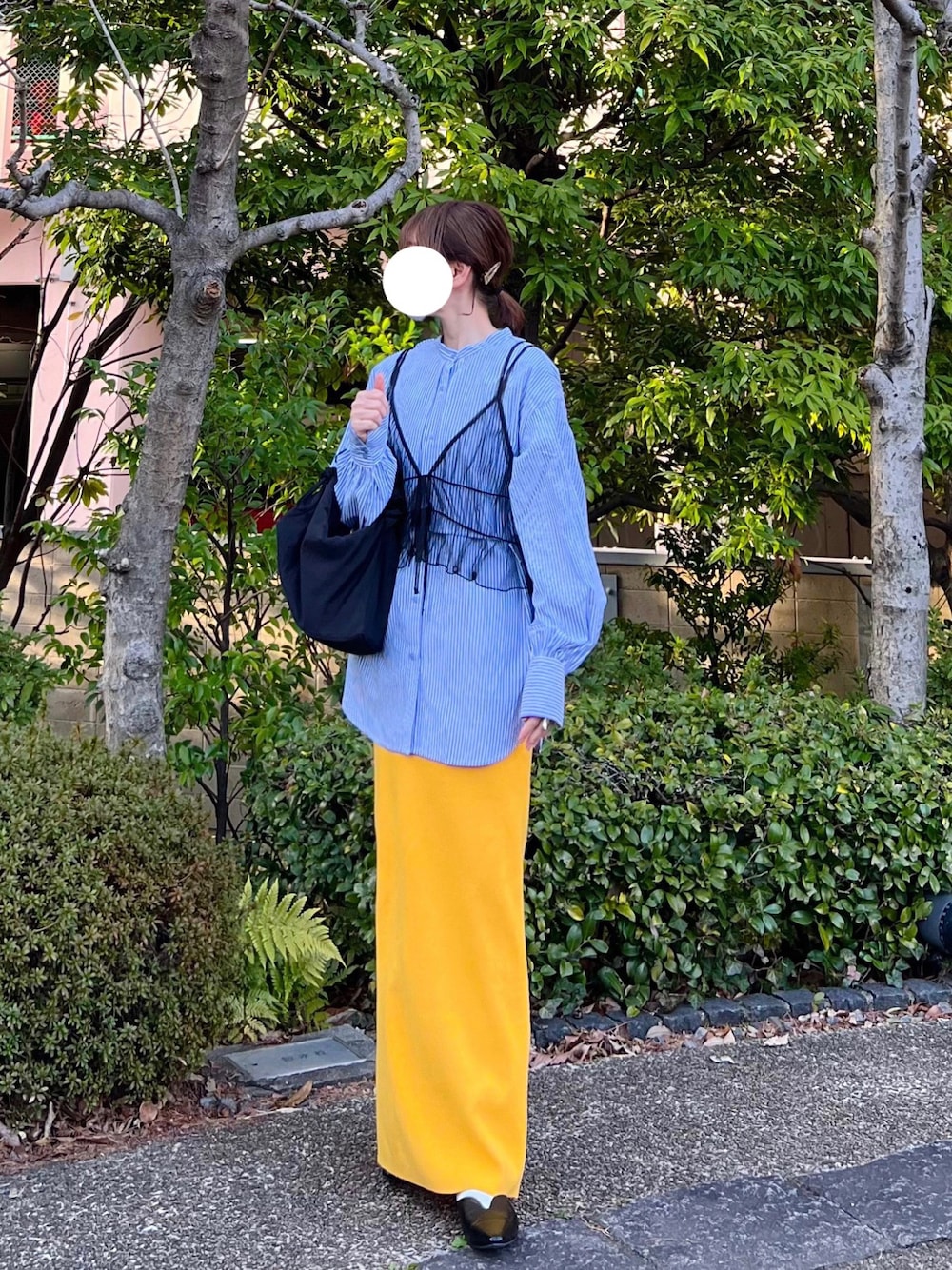「しまむら、しまむらコーデ、ビスチェ、レイヤードスタイル、ストライプ、ストライプシャツ、タイトスカート、春コーデ、春カラー、パンプス、シンプルスタイル、ゆるコーデ、プチプラコーデ、イエロー、マスタード」｜「andmeの無地/ストライプケープ付き長袖シャツブラウス（シャツ/ブラウス、ブルー系）」を使った、minmin08_さん（レディース・158cm）の冬コーディネートの1枚目の写真
