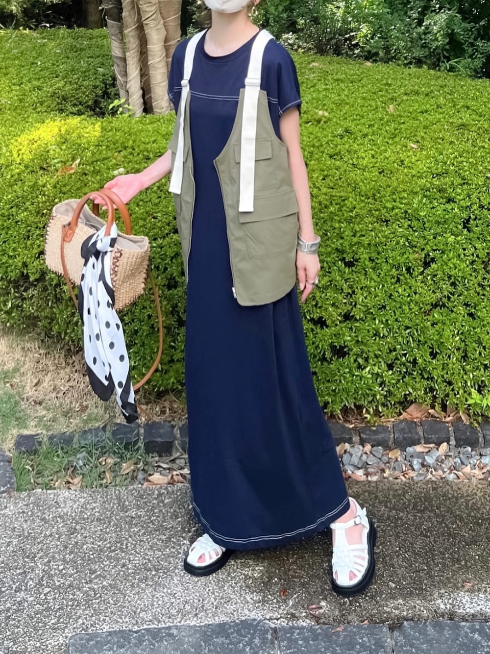 「しまむら、しまむらコーデ、フィッシングベスト、キャンプベスト、ワンピース、かごバッグ、グルカサンダル、夏コーデ、夏だ！Tシャツ着よう！、夏セールで買いました、レイヤードスタイル、ベスト、ゆるコーデ、プチプラ、アツいコーデ全部見せ」｜「しまむらのアイテム（ベスト、グリーン系）」を使った、minmin08_さん（レディース・158cm）の夏コーディネートの1枚目の写真