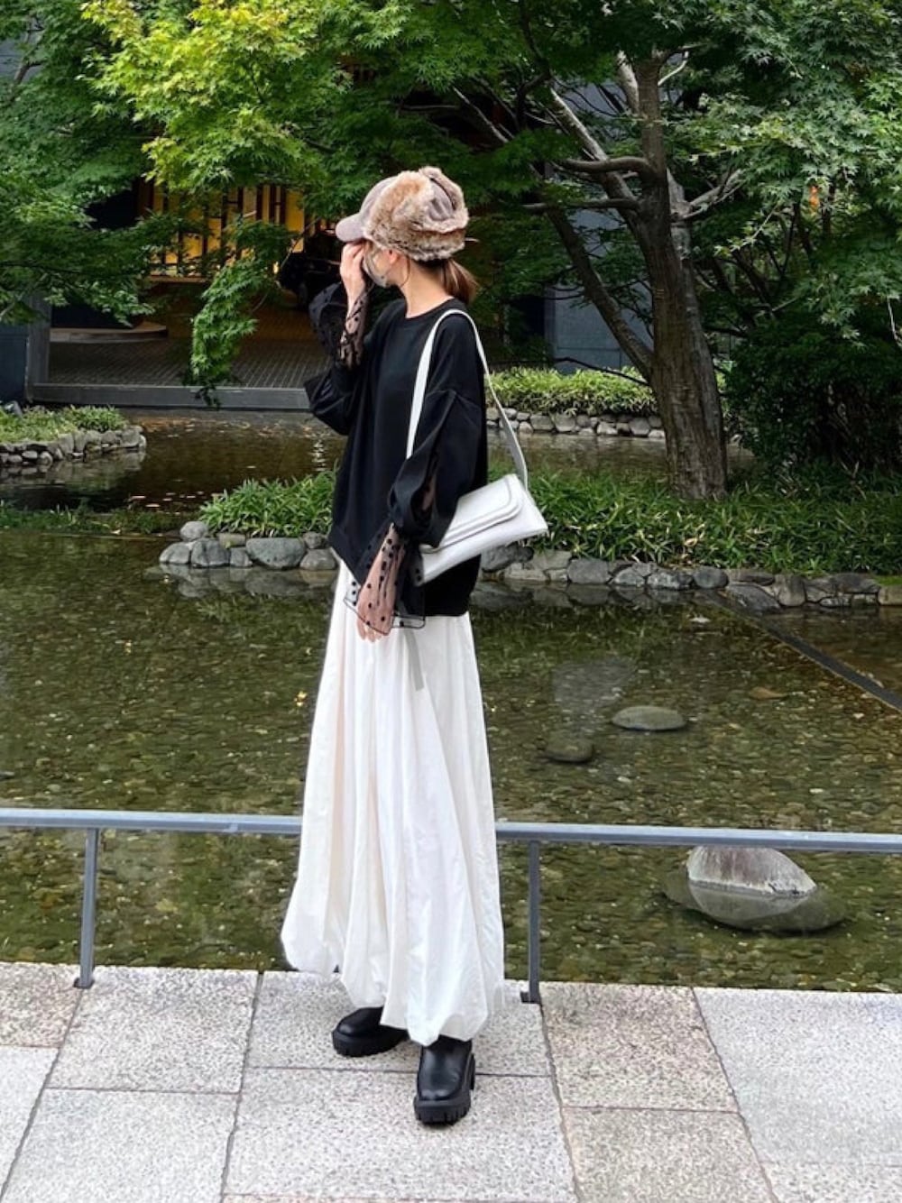 「しまむら、しまむらコーデ、フライトキャップ、レイヤードスタイル、シアートップス、シルバー、シルバーバッグ、バルーンスカート、トラックソールブーツ、ボアジャケット、ボア、秋コーデ、オトナカジュアル、ラクチンコーデ、秋色」｜「14+のフェイクファーフライトキャップ（キャップ、ブラック系）」を使った、minmin08_さん（レディース・158cm）の秋コーディネートの1枚目の写真