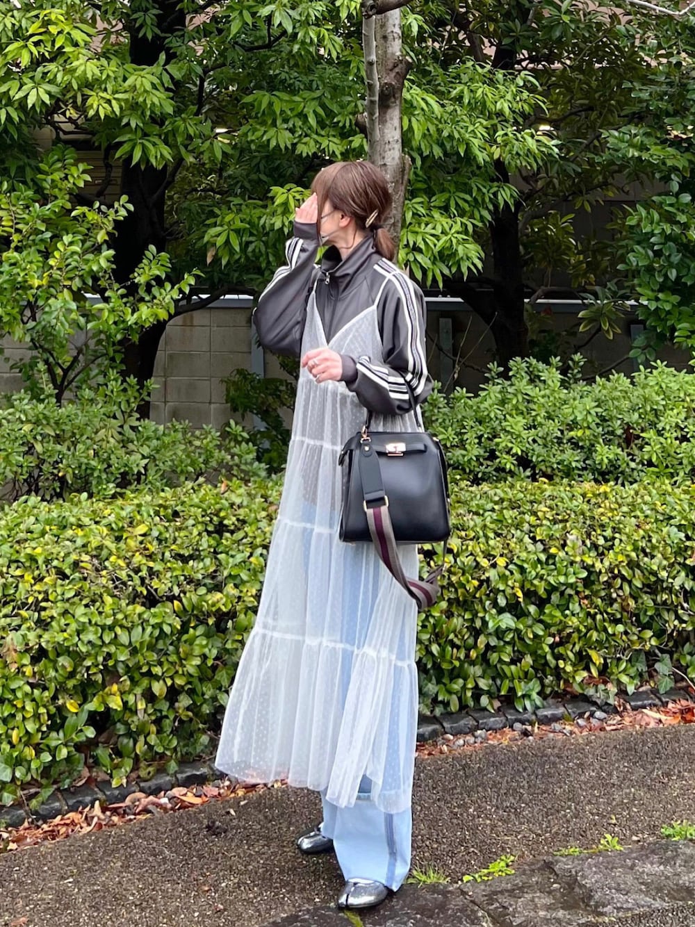 「しまむら、しまむらコーデ、トラックジャケット、スウェット、レイヤードスタイル、キャミワンピ、チュールワンピ、バレエシューズ、足袋バレエ、シルバー、メタリック、カラーコーデ、春コーデ、春服みてみて、春服」｜「しまむらのアイテム（スウェット、グレー系）」を使った、minmin08_さん（レディース・158cm）の春コーディネートの1枚目の写真
