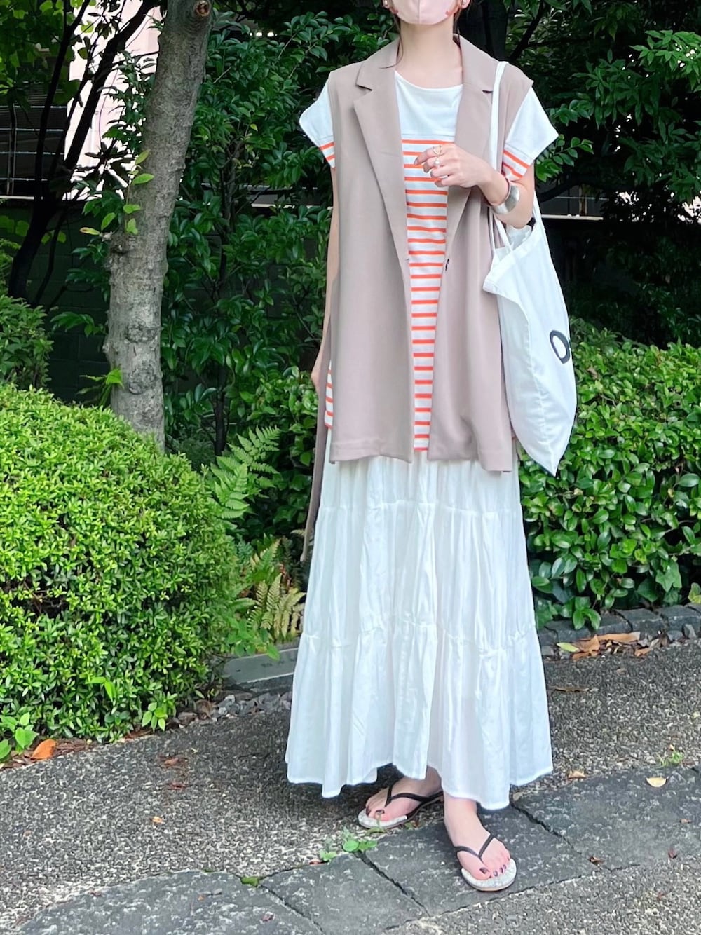 「しまむら、しまむらコーデ、しまパト、ボーダー、オレンジ、カラーコーデ、カラー×コーデ、ティアードスカート、トングサンダル、ベスト、テーラードベスト、ビーチサンダル、夏コーデ、ゆるコーデ、GRL」｜「andmeの梨地ポンチサイドオープンブレザーベスト（ベスト、ベージュ系）」を使った、minmin08_さん（レディース・158cm）の夏コーディネートの1枚目の写真