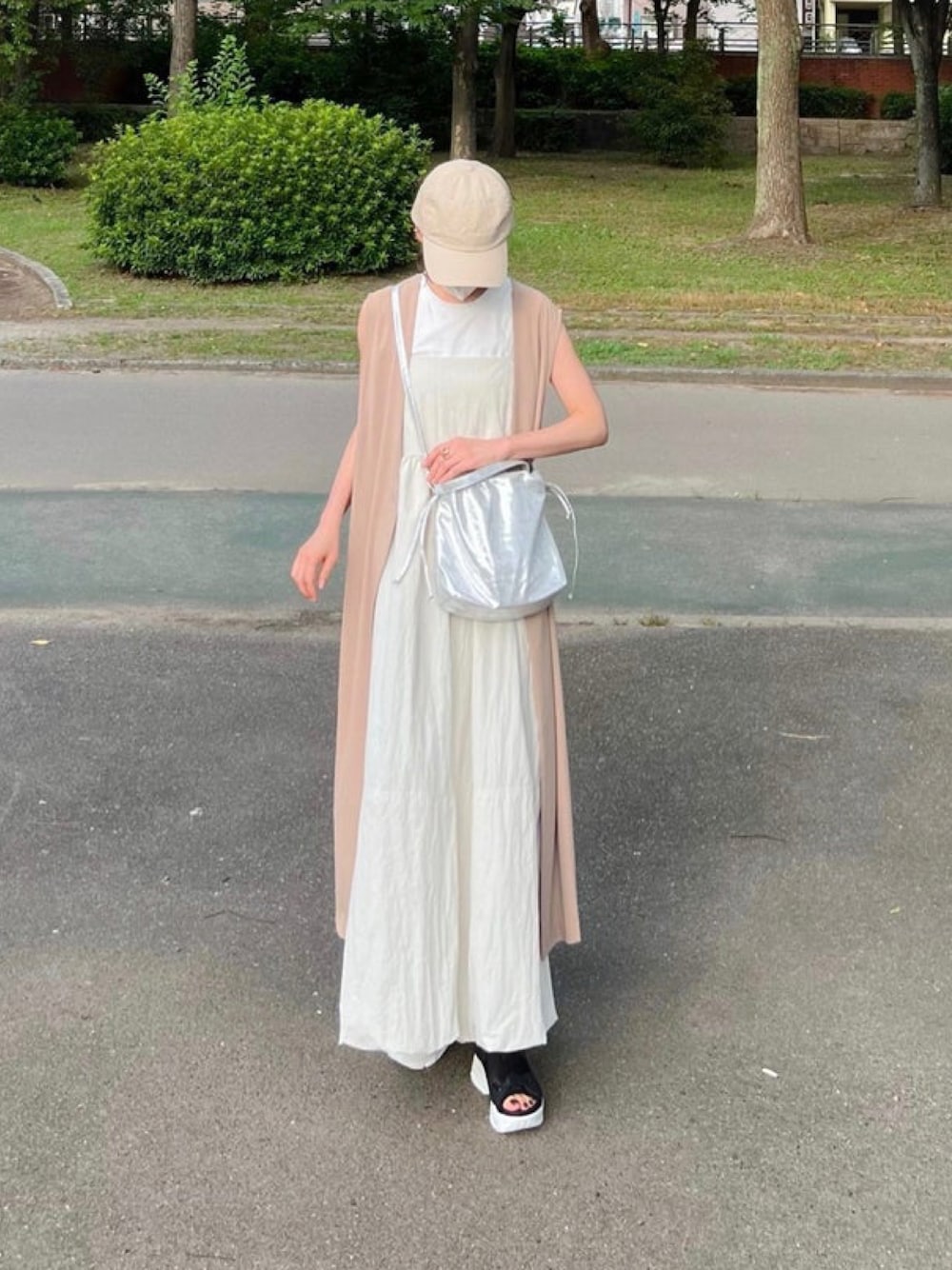「しまむら、しまむらコーデ、キャミワンピ、レイヤードスタイル、ジレ、シルバー、巾着バッグ、スポサン、スポーツサンダル、キャップ、韓国ファッション、テーマパークコーデ、楽チンコーデ、夏ファッション、プチプラ」｜「14+のアイテム（キャップ、ブラック系）」を使った、minmin08_さん（レディース・158cm）の夏コーディネートの1枚目の写真
