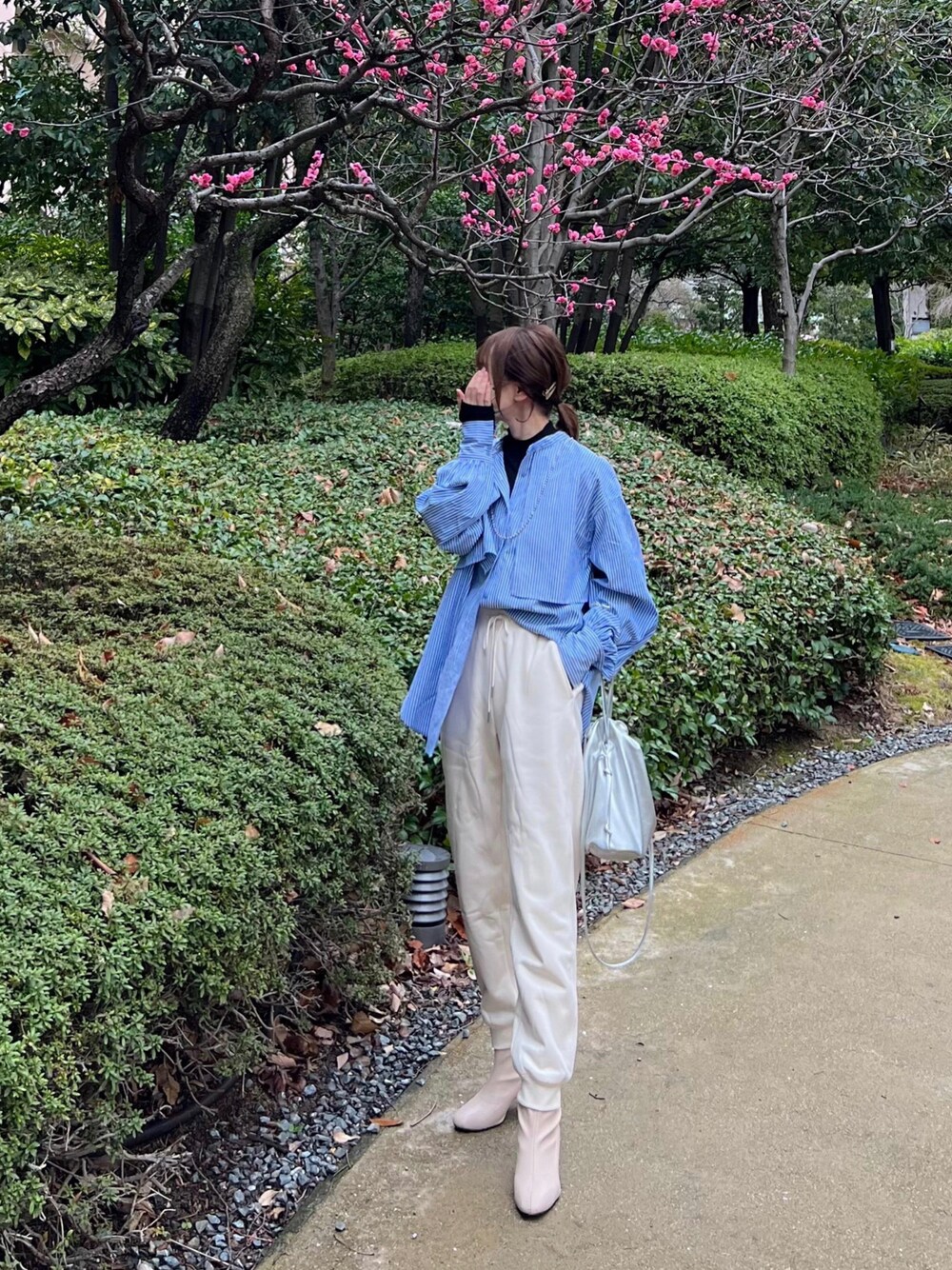 「しまむら、しまむらコーデ、ユニクロ、UNIQLO、スウェットパンツ、スウェット、ストライプシャツ、ブルー、カラーコーデ、シルバー、巾着バッグ、レイヤードスタイル、春のおしゃ見えテクニック、春コーデ、春服みてみて」｜「andmeの無地/ストライプケープ付き長袖シャツブラウス（シャツ/ブラウス、ブルー系）」を使った、minmin08_さん（レディース・158cm）の春コーディネートの1枚目の写真