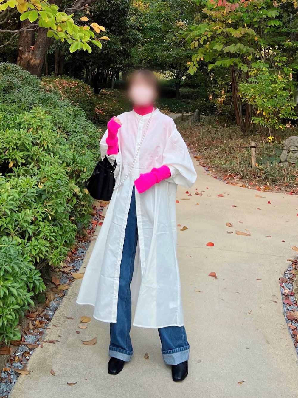 「しまむら、しまむらコーデ、シャツワンピ、レイヤードスタイル、シアートップス、ワイドパンツ、デニムパンツ、ピンク、ピンクコーデ、アームウォーマー、秋コーデ、秋冬コーデ、プチプラコーデ、カヌレバッグ」｜「しまむらのアイテム（シャツワンピース、ホワイト系）」を使った、minmin08_さん（レディース・158cm）の秋コーディネートの1枚目の写真