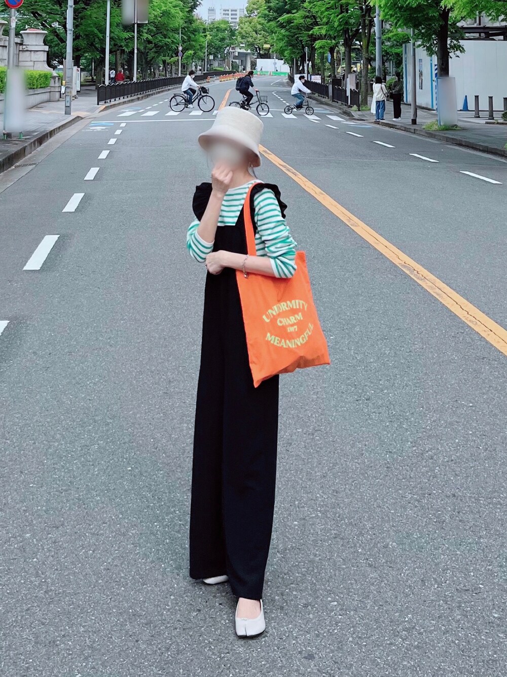 「しまむら、しまむらコーデ、アベイル、Avail、オールインワン、ボーダートップス、バケットハット、オレンジ、グリーン、カラーコーデ、足袋バレエ、シンプルコーデ、休日スタイル、プチプラ」｜「Availのアイテム（つなぎ/オールインワン、ブラック系）」を使った、minmin08_さん（レディース・158cm）の春コーディネートの1枚目の写真