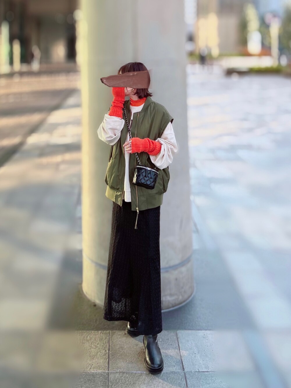 「しまむら、しまむらコーデ、ベスト、MA-1、レイヤードスタイル、カーキ、オレンジ、カラーコーデ、アームウォーマー、レーススカート、ブーツ、プチプラコーデ、GRL、シンプルスタイル」｜「しまむらのアイテム（MA-1、グリーン系）」を使った、minmin08_さん（レディース・158cm）の冬コーディネートの1枚目の写真