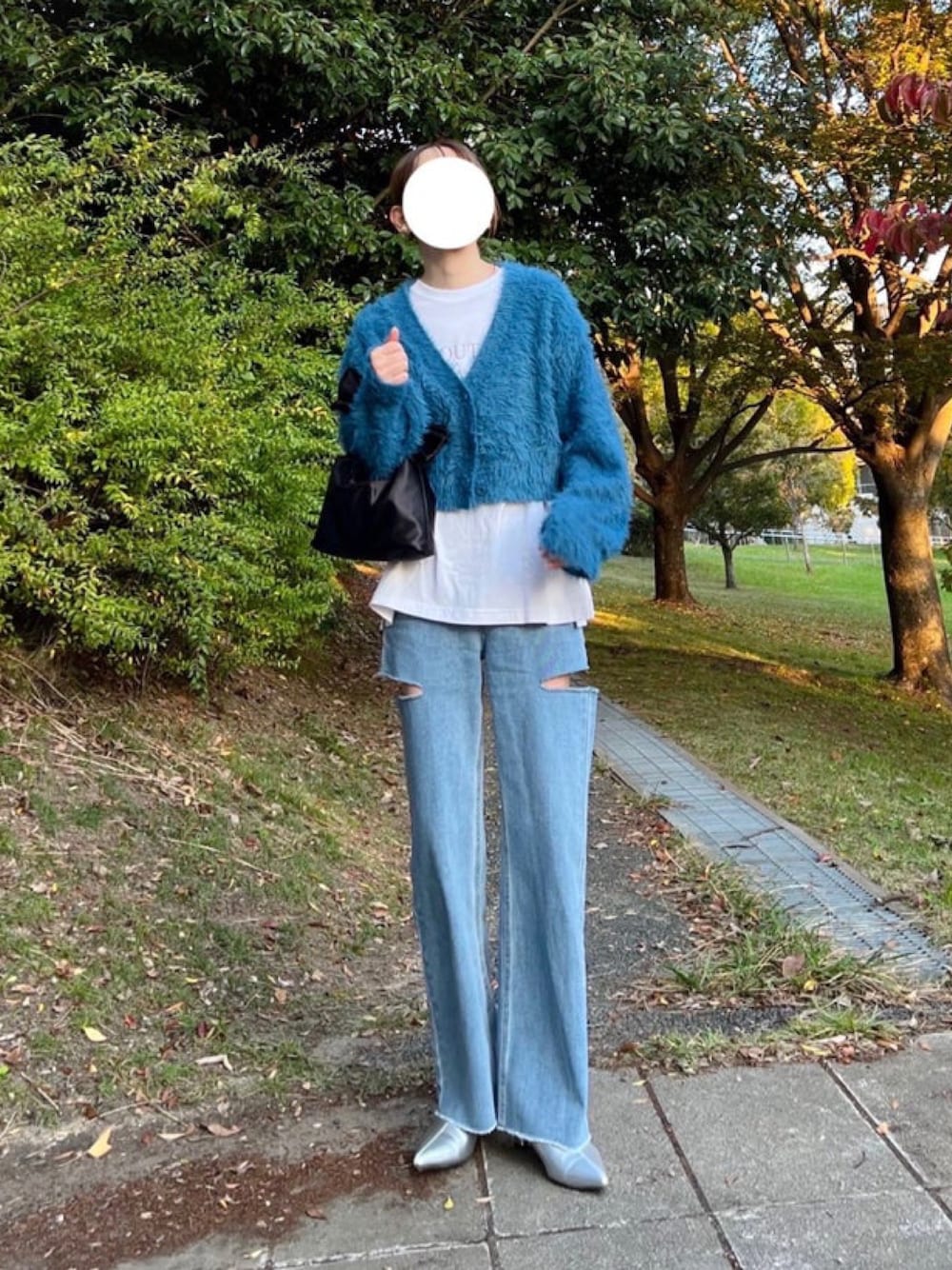 「しまむら、しまむらコーデ、カーティガン、ブルー、レイヤードスタイル、デニム、ダメージデニムパンツ、リボン、シルバー、ブーツ、最近のいい感じコーデ、秋冬コーデ、クリスマスに着たい服、カジュアルスタイル、パンツスタイル」｜「しまむらのアイテム（ニット/セーター、ブルー系）」を使った、minmin08_さん（レディース・158cm）の秋コーディネートの1枚目の写真