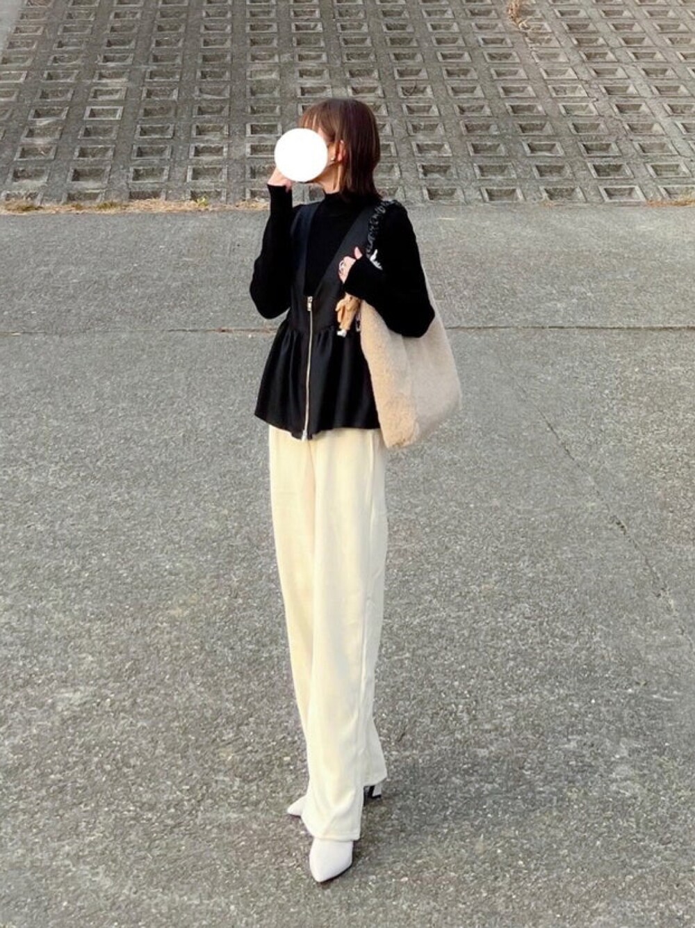 「ロングコート、冬アウター、しまむら、しまむらコーデ、ベスト、レイヤードスタイル、リブニット、ボアバッグ、ボア、裏起毛、裏起毛パンツ、チェスターコート、ブラック、モノトーン、ラクチンコーデ」｜「GRLのハイネックリブニットトップス（ニット/セーター、ブラック系）」を使った、minmin08_さん（レディース・158cm）の冬コーディネートの1枚目の写真