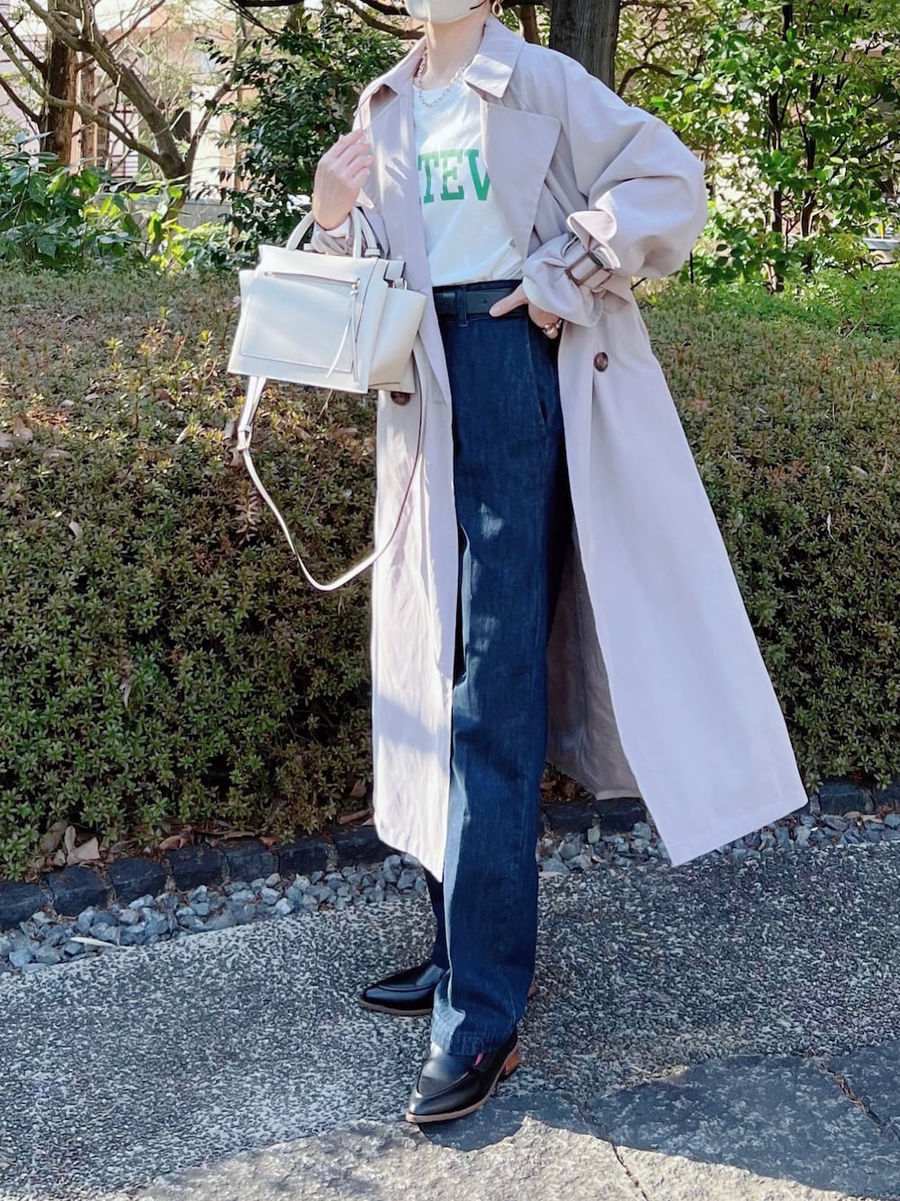 「しまむら、しまむらコーデ、デニムコーデ、ロゴT、トレンチコート、グリーン、カラーコーデ、春服デビュー宣言、シンプルコーデ、プチプラ、ママコーデ、春コーデ」｜「recaのキャンディ袖ビッグトレンチコート（トレンチコート、ベージュ系）」を使った、minmin08_さん（レディース・158cm）の春コーディネートの1枚目の写真