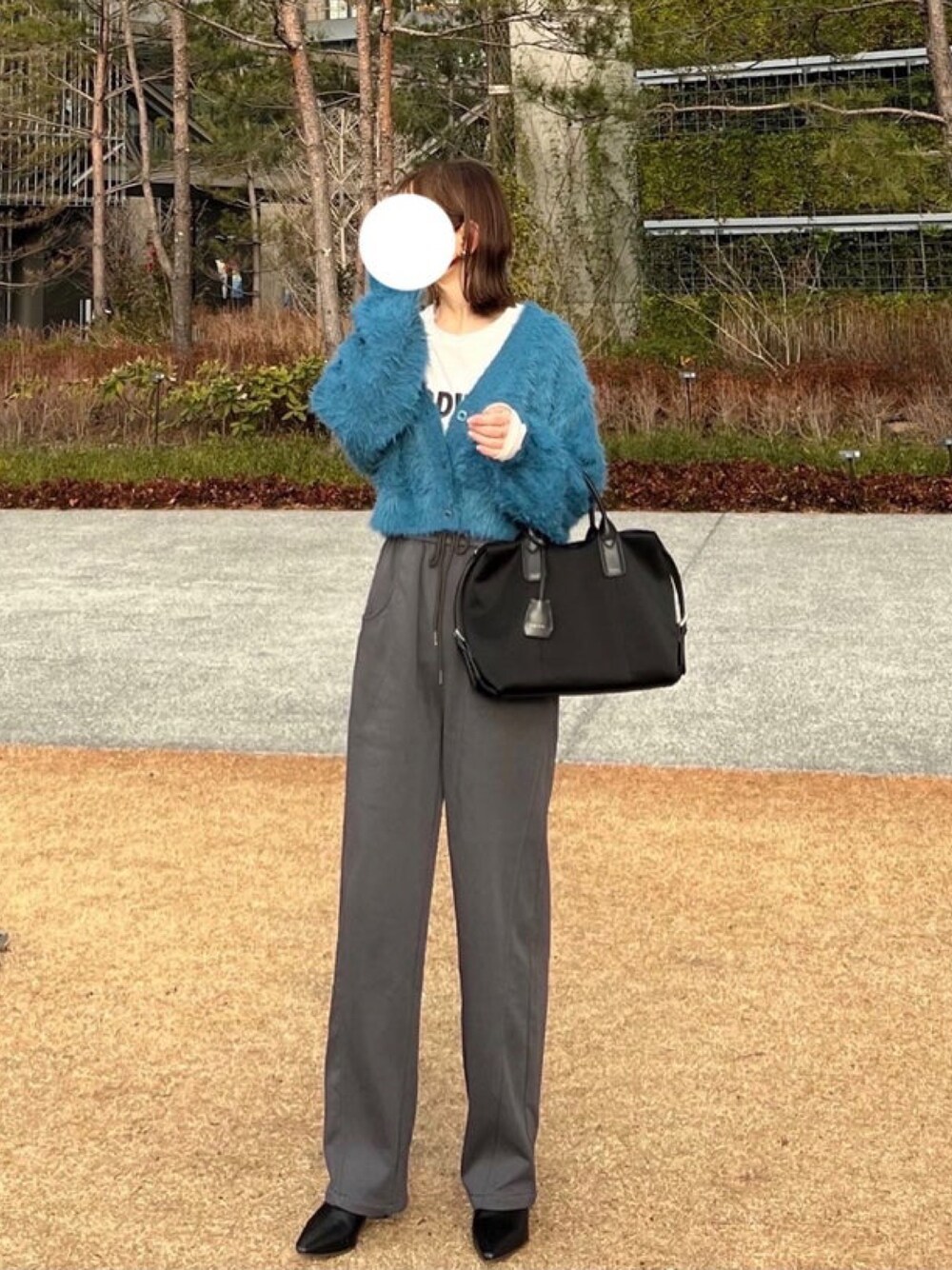 「しまむら、しまむらコーデ、シャギーニット、カーディガン、レイヤードスタイル、裏起毛パンツ、スウェットパンツ、ボストンバッグ、今日のコーデ、シンプルスタイル、ラフコーデ、カジュアルスタイル、ニットコーデ、ビッグシルエット、カラーコーデ」｜「しまむらのアイテム（ニット/セーター、ブルー系）」を使った、minmin08_さん（レディース・158cm）の冬コーディネートの1枚目の写真