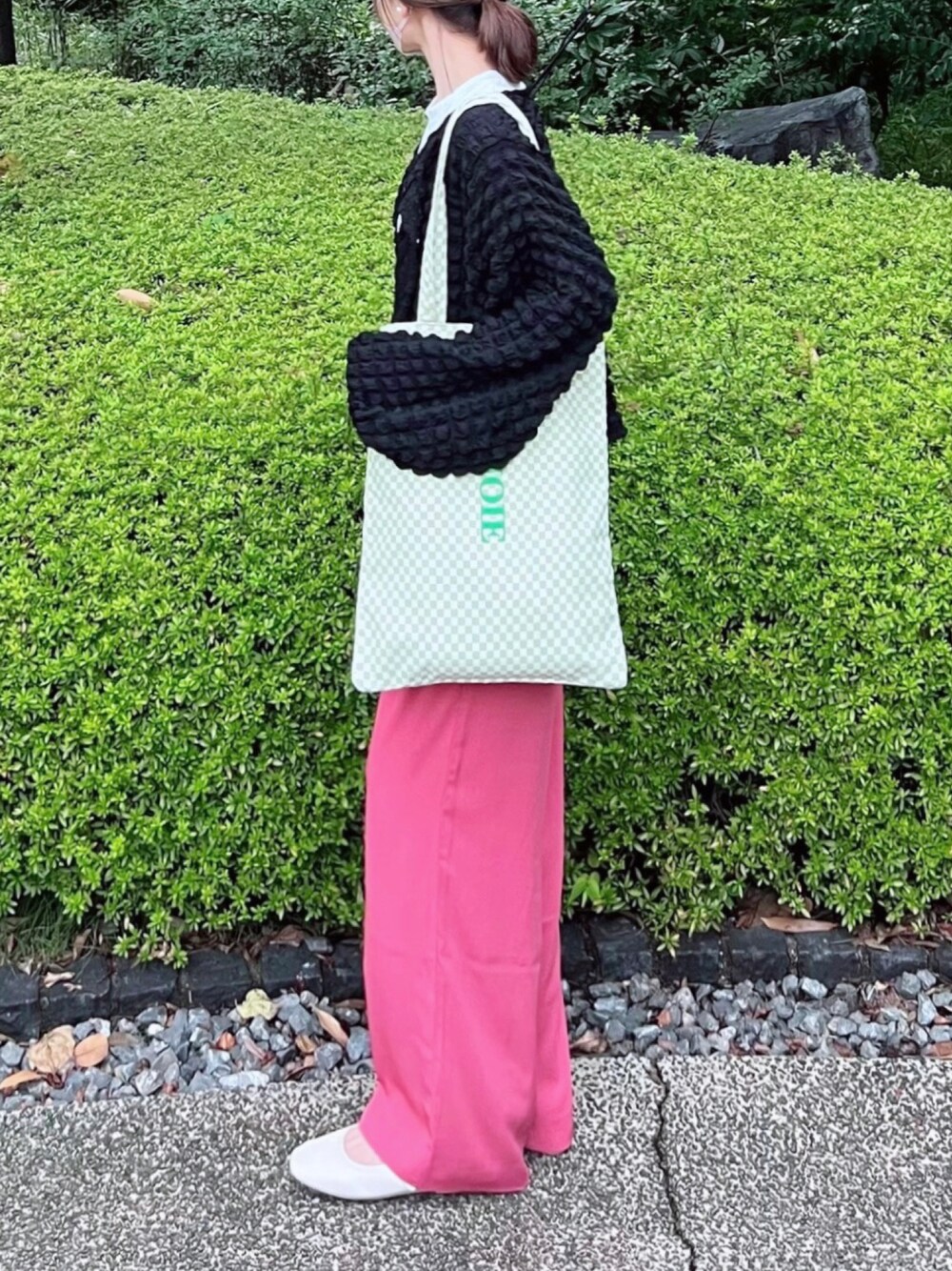 「しまむら、しまむらコーデ、ポコポコ、サロペット、ピンク、ピンクコーデ、カラーパンツ、カラーコーデ、グリーンコーデ、トートバッグ、秋コーデ、秋服準備はじめました、秋服、秋カラー、プチプラコーデ」｜「しまむらのアイテム（カーディガン/ボレロ、ブラック系）」を使った、minmin08_さん（レディース・158cm）の秋コーディネートの1枚目の写真