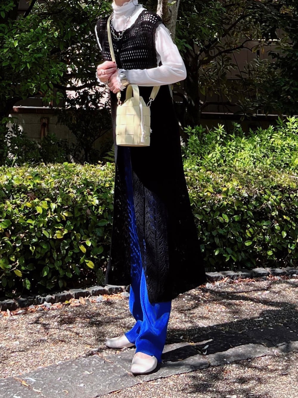 「しまむら、しまむらコーデ、しまパト、アベイル、Avail、透かし編みニット、ジレ、レイヤードスタイル、プリーツパンツ、ブルー、バケツバッグ、お米トゥ、シアートップス、プチプラ、夏コーデ」｜「しまむらのアイテム（ベスト、ブラック系）」を使った、minmin08_さん（レディース・158cm）の春コーディネートの1枚目の写真