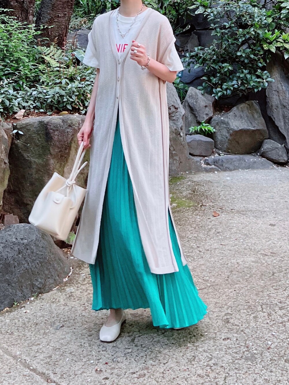 「しまむら、しまむらコーデ、しまパト、ロングベスト、ジレ、ベスト、プリーツスカート、ロゴT、グリーン、お米トゥ、レイヤードスタイル、プチプラ、プチプラコーデ、春コーデ、夏コーデ」｜「しまむらのアイテム（ベスト、ベージュ系）」を使った、minmin08_さん（レディース・158cm）の春コーディネートの1枚目の写真