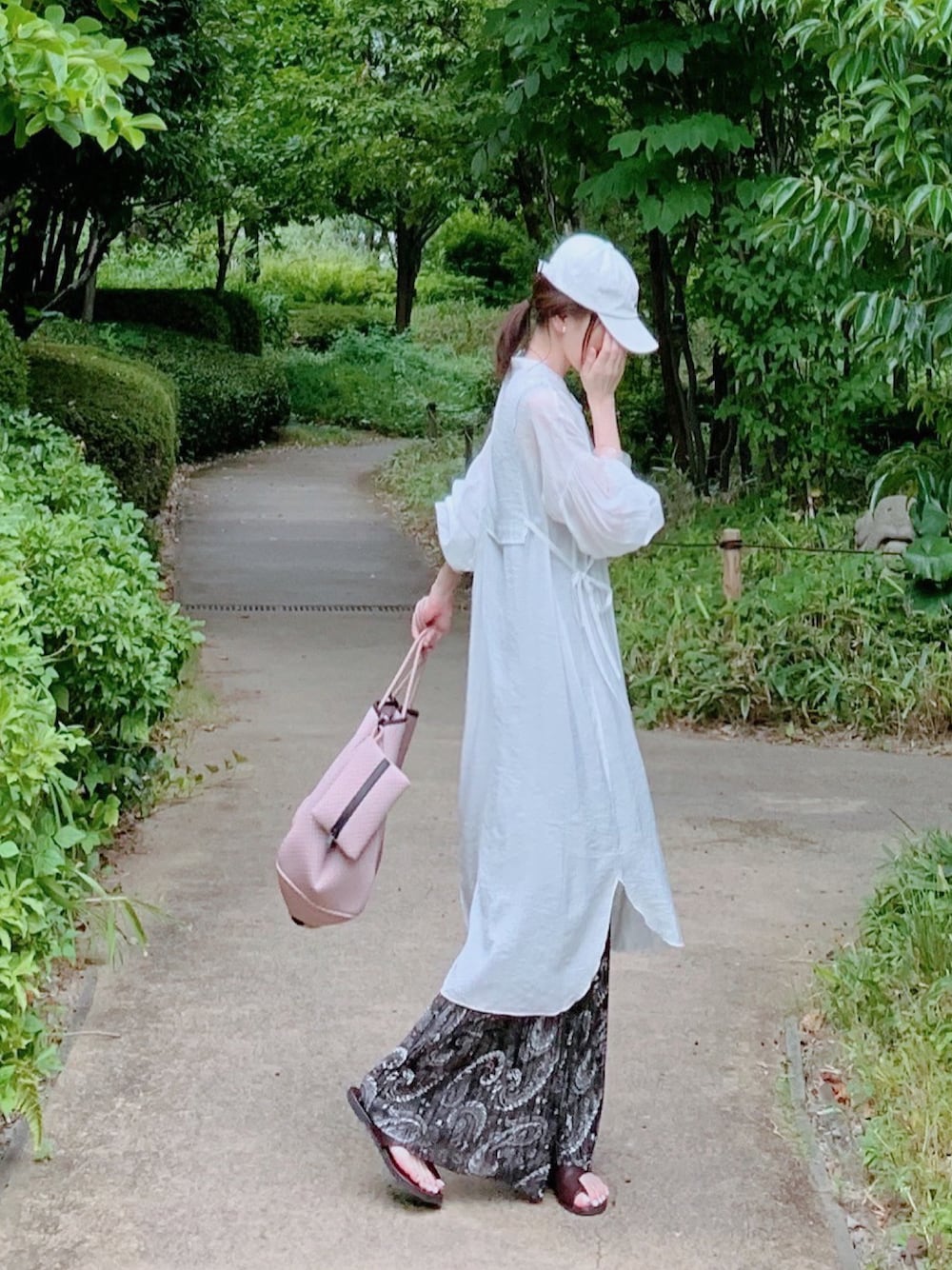「しまむら、しまパト、しまむらコーデ、アベイル、Avail、ペイズリー、プリーツパンツ、ピンクコーデ、夏コーデ、ゆるコーデ」｜「しまむらのアイテム（キャップ、ホワイト系）」を使った、minmin08_さん（レディース・158cm）の夏コーディネートの1枚目の写真