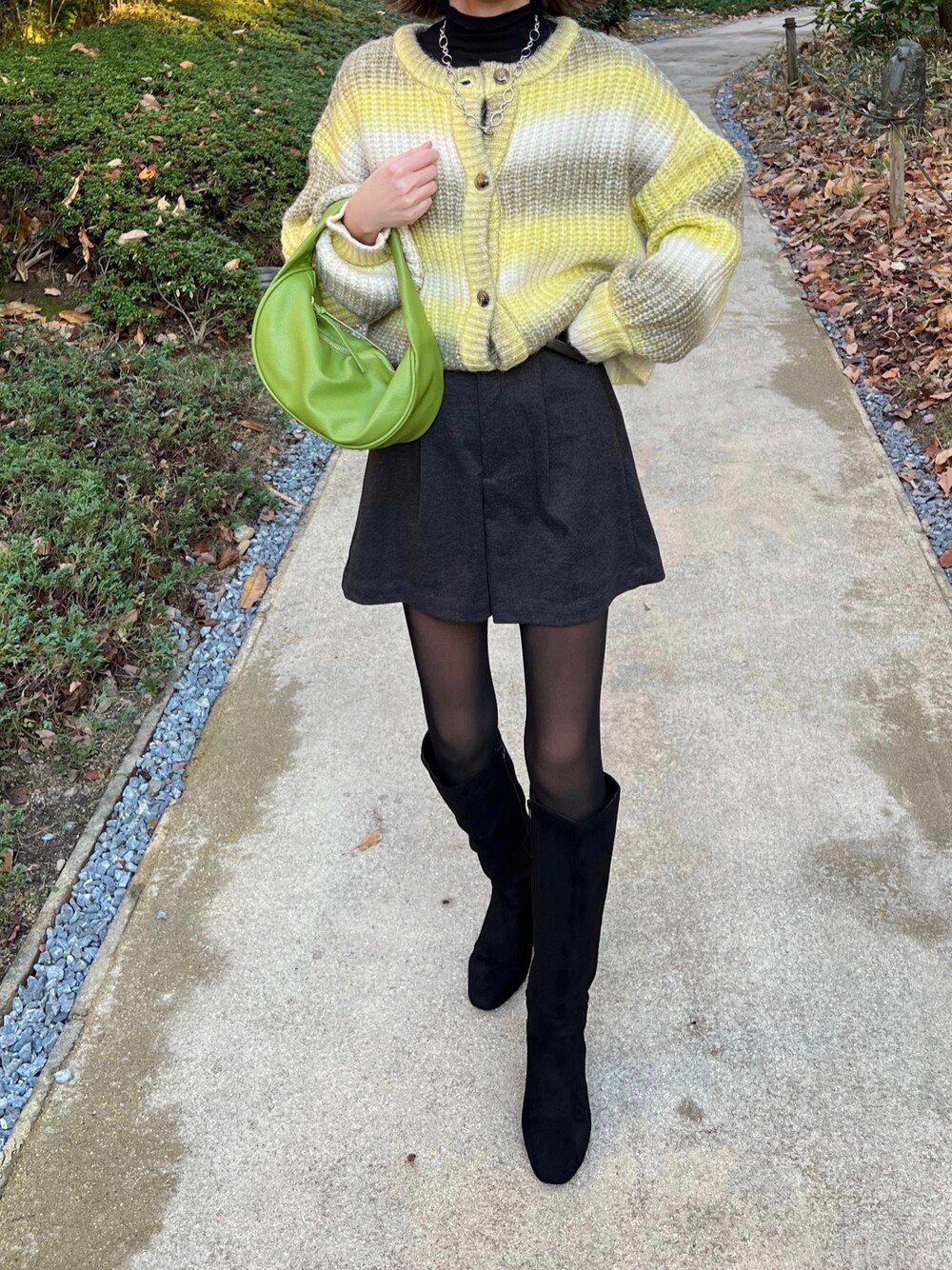 「GRL、グラデーション、イエロー、カラーコーデ、ショートパンツ、しまむら、しまむらコーデ、グリーン、フェイクタイツ、ロングブーツ、ステンカラーコート、冬コーデ、プチプラコーデ、プチプラ」｜「GRLのアイテム（ニット/セーター、イエロー系）」を使った、minmin08_さん（レディース・158cm）の冬コーディネートの1枚目の写真