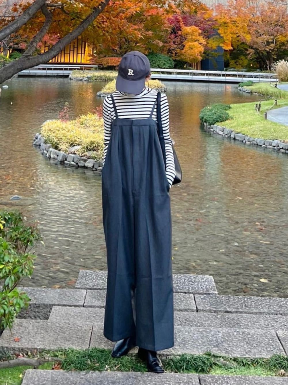 「しまむらコーデ、しまむら、サロペット、ハイウエストパンツ、ワイドパンツ、ボーダー、リブニット、ダウンジャケット、冬アウター、ブーツスタイル、ラクチンコーデ、プチプラ」｜「andmeの無地/ボーダー長袖タートルネック指穴リブニットトップス（ニット/セーター、ホワイト系）」を使った、minmin08_さん（レディース・158cm）の冬コーディネートの1枚目の写真