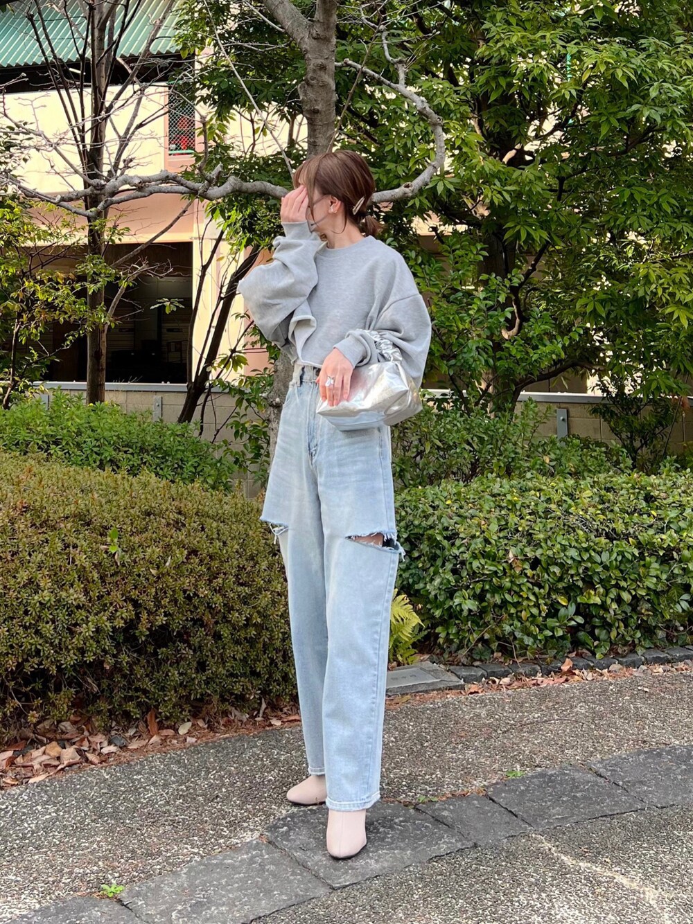 「アベイル、Avail、スウェット、クロップドトップス、ジーンズ、ダメージデニムパンツ、シルバー、ショルダーバッグ、大人カジュアル、春コーデ、春服、グレー、パンツスタイル、カジュアルコーデ、ゆるコーデ」｜「GRLのアイテム（スウェット、グレー系）」を使った、minmin08_さん（レディース・158cm）の冬コーディネートの1枚目の写真