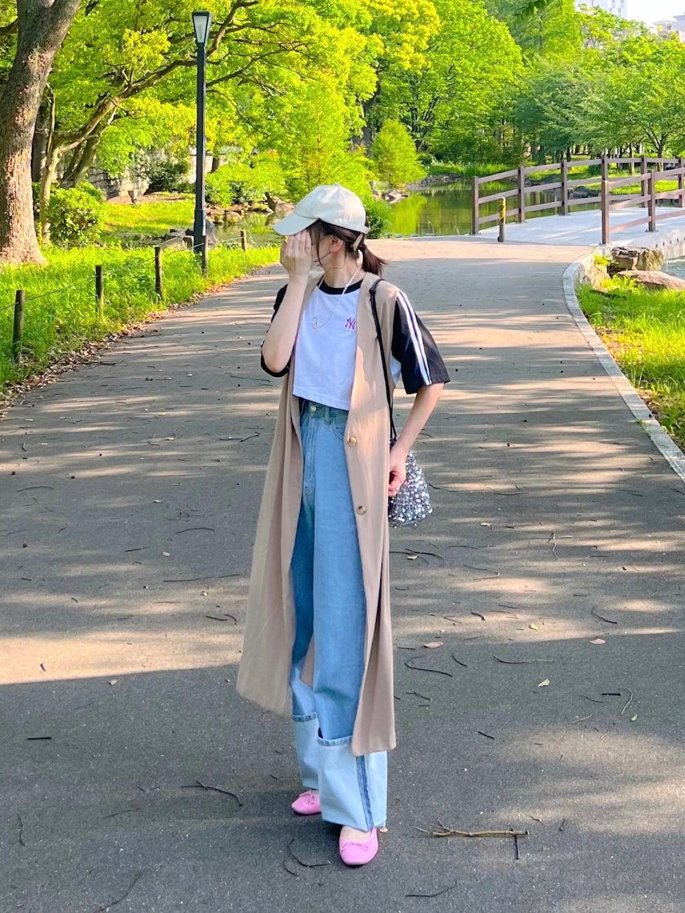 「しまむら、しまむらコーデ、クロップドトップス、ショート丈トップス、ジレ、レイヤードスタイル、ベスト、ジーンズ、ピンク、カラーコーデ、プチプラ、夏コーデ、夏だ！Tシャツ着よう！、お出かけコーデ」｜「しまむらのアイテム（Tシャツ/カットソー、ホワイト系）」を使った、minmin08_さん（レディース・158cm）の春コーディネートの1枚目の写真