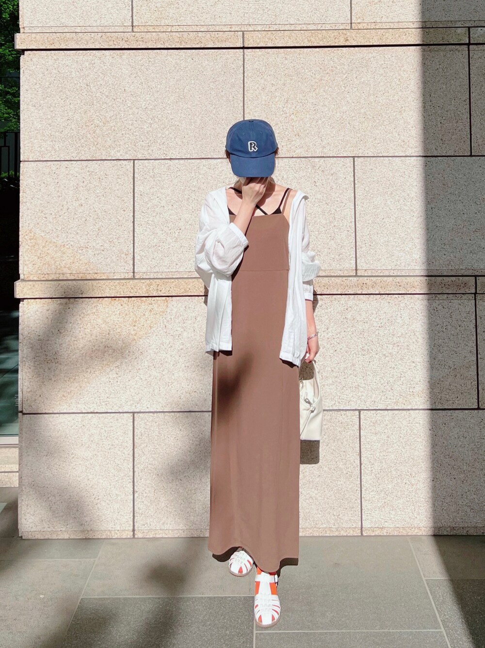 「しまむら、しまむらコーデ、キヤップ、マウンテンパーカー、シアー、キャミワンピ、グルカサンダル、靴下、春コーデ、春アウター、春カラー、シンプルコーデ、プチプラ」｜「しまむらのアイテム（マウンテンパーカー、ホワイト系）」を使った、minmin08_さん（レディース・158cm）の春コーディネートの1枚目の写真