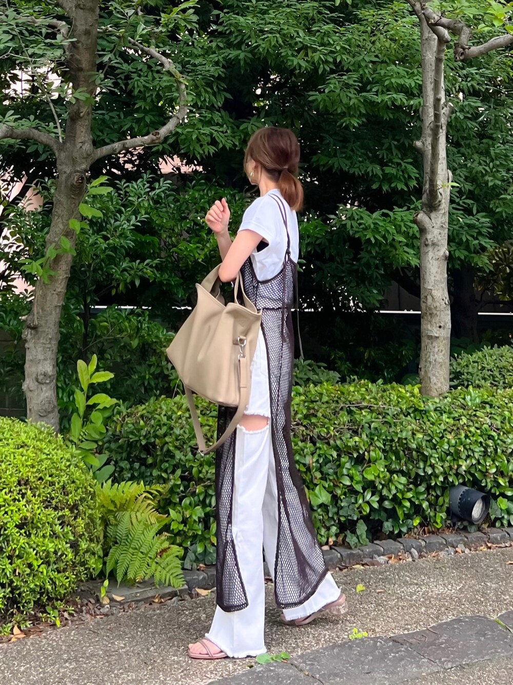 「しまむら、しまむらコーデ、キャミワンピ、メッシュ、レイヤードスタイル、ロゴT、デニムパンツ、トートバッグ、夏コーデ、夏だ！Tシャツ着よう！、シンフルコーデ、ショルダーバッグ、デニム、韓国ファッション、プチプラ」｜「しまむらのアイテム（ワンピース、ブラウン系）」を使った、minmin08_さん（レディース・158cm）の夏コーディネートの1枚目の写真