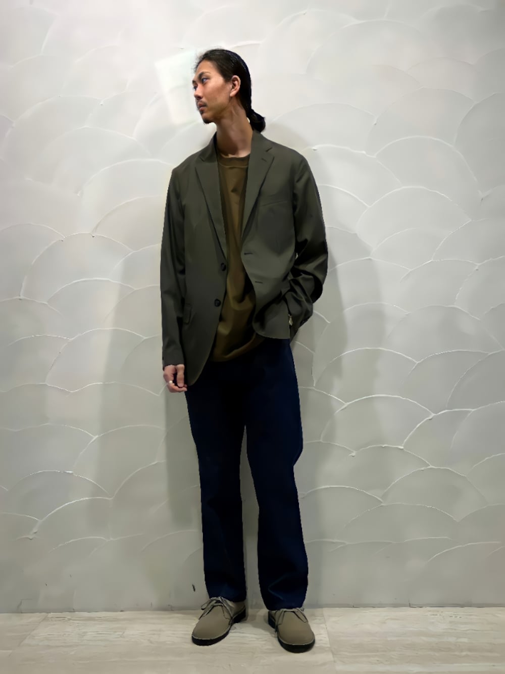 「カーキ、アースカラー、休日スタイル、秋服準備はじめました、フレアパンツ、きれいめカジュアル、ベージュ、秋コーデ、ジャケパン、デニム、キレイめ、グリーン、ブーツ、ミリタリー、秋トレンド2021」｜「WranglerのWrangler×URBAN RESEARCH iD　13MWZ（デニムパンツ、ブルー系）」を使った、uchidaさん（メンズ・172cm）の秋コーディネートの1枚目の写真