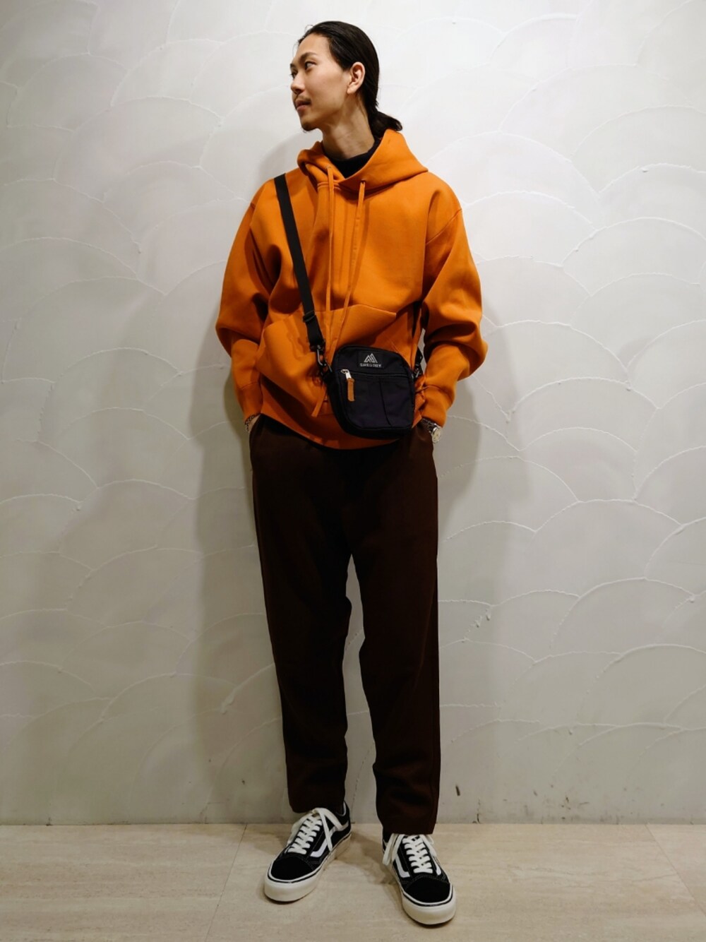 「パーカー、だから秋服が好き、wearhalloween2021、秋コーデ、休日スタイル、カラーパンツ、ストリート、VANS、ゆるコーデ、ワイドパンツ、ビッグシルエット、オレンジ、ブラウン、シンプルコーデ、きれいめカジュアル」｜「URBAN RESEARCHのWASHABLE WOOLLY CHEF PANTS（その他パンツ、ブラウン系）」を使った、uchidaさん（メンズ・172cm）の秋コーディネートの1枚目の写真
