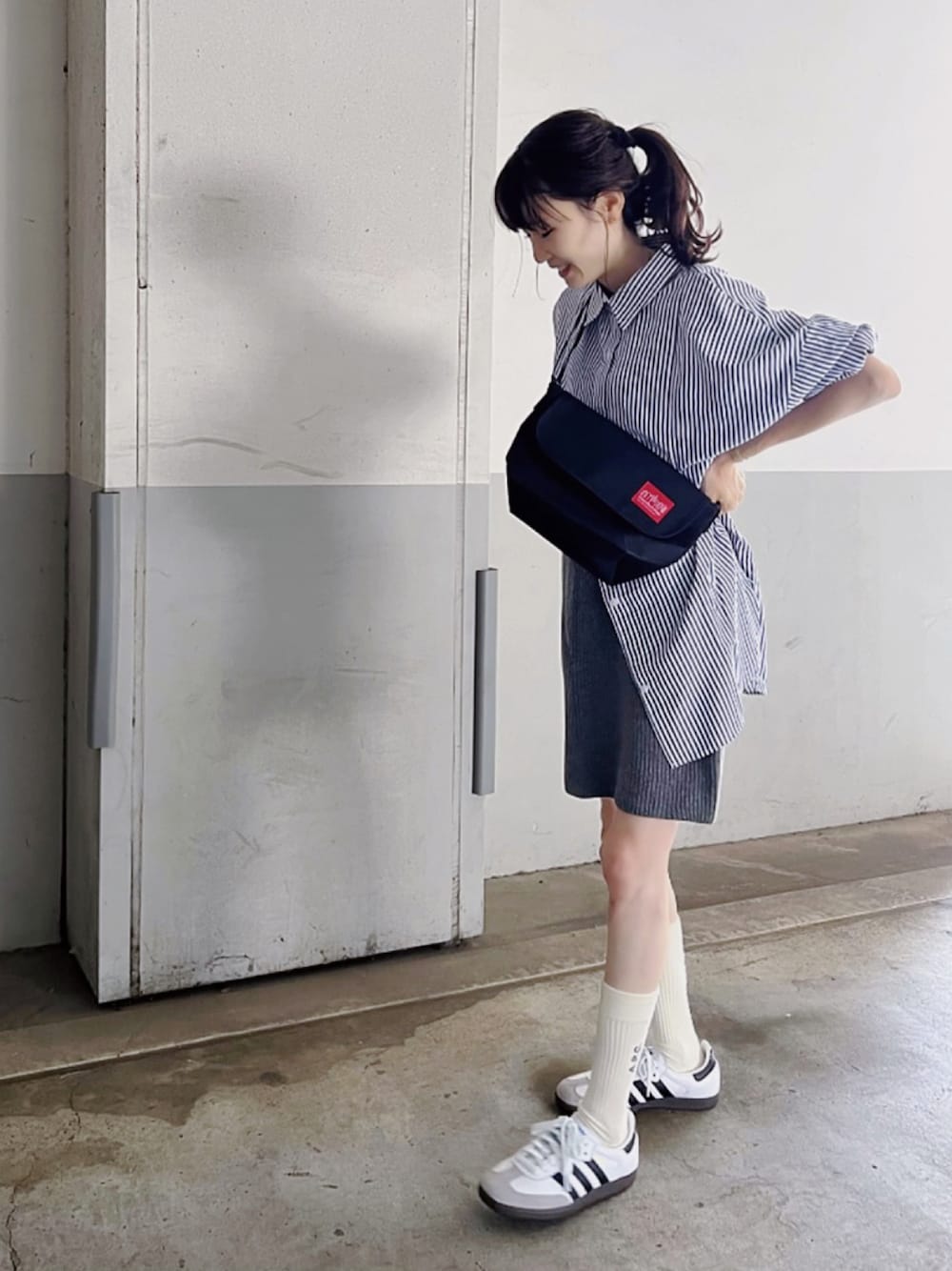 「春のおしゃ見えテクニック、春コーデ、春服みてみて、ショルダーバッグ、ニット、シャツスタイル、お出かけコーデ、シンプルコーデ、プチプラ、アウトドアスタイル、ストリート」｜「Manhattan PortageのManhattan Portage/マンハッタンポーテージ ショルダーバック Casual Messenger Bag MP1603（ショルダーバッグ、ブラック系）」を使った、mayumi+さん（レディース・158cm）の春コーディネートの1枚目の写真