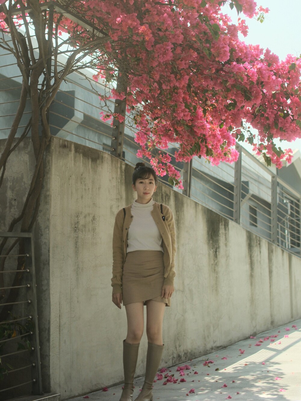 「ADDICTIONのアイテム（スカート、ベージュ系）」を使った、Minminmin Chuさん（レディース・156cm）の春コーディネートの1枚目の写真