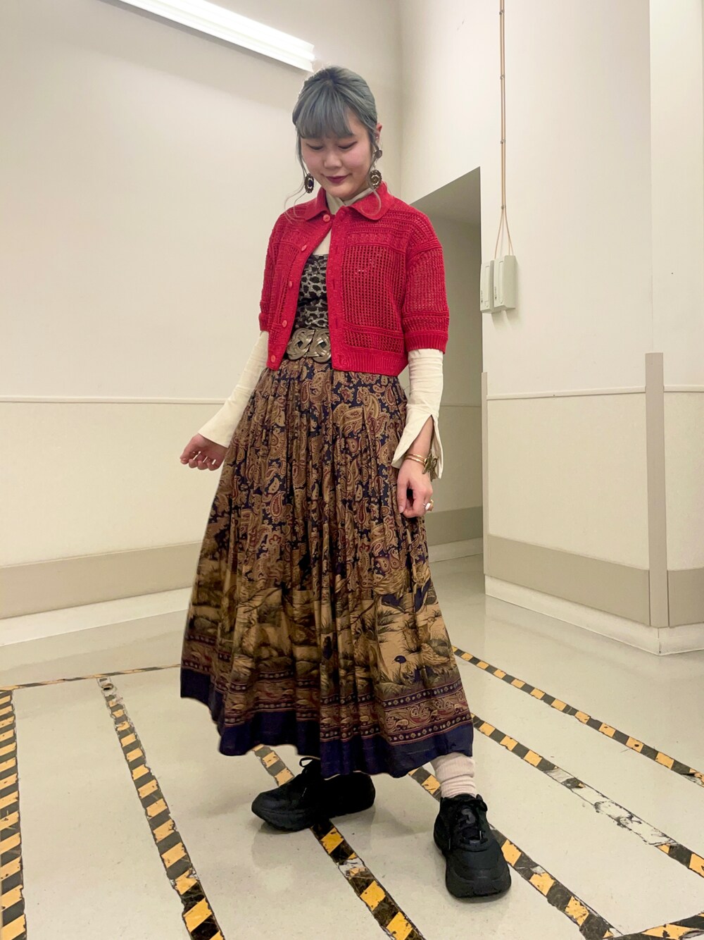 「半袖ニット、ニットカーディガン、boussole、ラメニット、スカーフ柄、柄スカート、キャミソール、ひょう柄、レオパード、HOKAONEONE、黒スニーカー、古着MIX、赤ニット、レイヤードスタイル、柄×柄」｜「古着のアイテム（スカート、ブラウン系）」を使った、とりさん（レディース・165cm）の春コーディネートの1枚目の写真