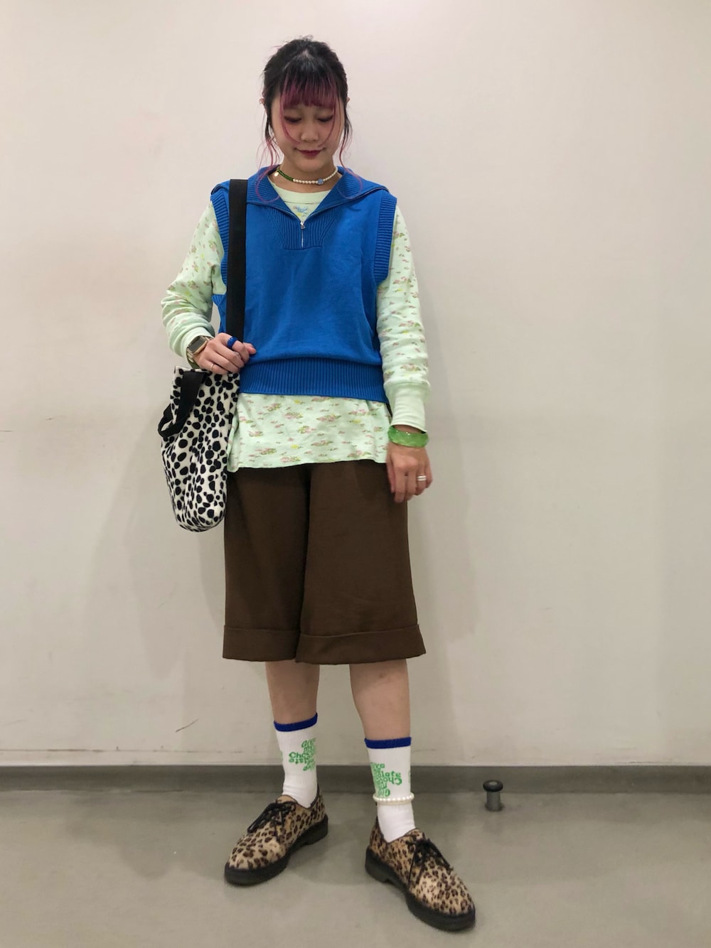 「ハーフパンツ、ニットベスト、サーマルカットソー、サーマル、Dr.Martens、ハイソックス、レオパード、ダルメシアン柄、ショルダーバッグ、小花柄、ハーフジップ、ハーフジップニット、Ray BEAMS、BEAMS BOY、レイヤードスタイル」｜「Ray BEAMSのRay BEAMS / 1タック ワイド ハーフパンツ（その他パンツ、ブラウン系）」を使った、とりさん（レディース・165cm）の秋コーディネートの1枚目の写真