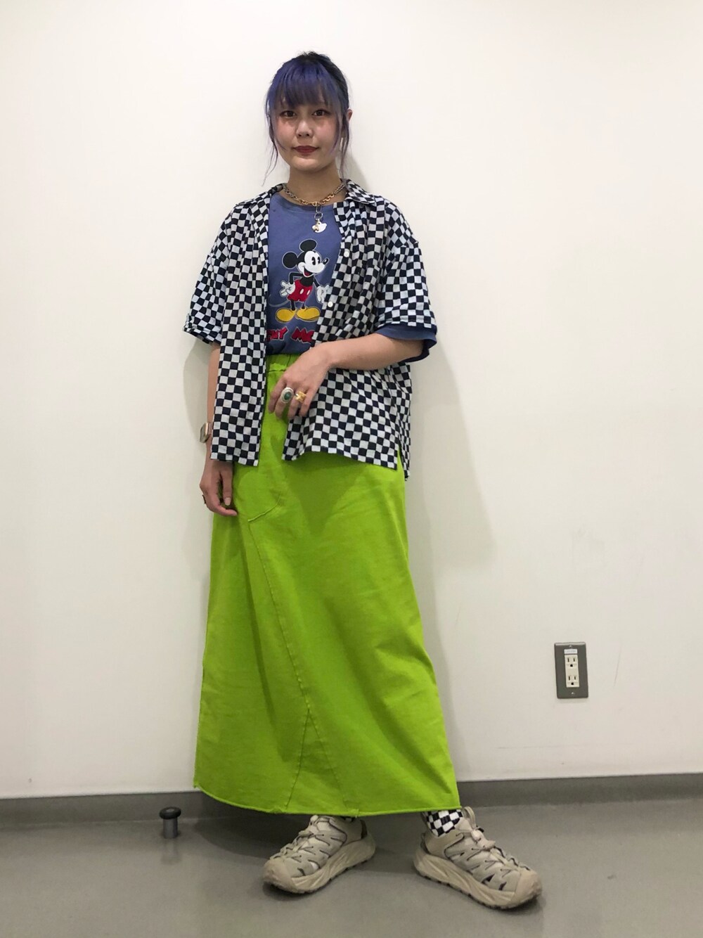 「シャツスタイル、チエックシャツ、チェッカーフラッグ、タイトスカート、カラースカート、キャラT、ミッキーT、スニーカーサンダル、HOKAONEONE、古着MIX、jointworks、半袖シャツ、BEAMS BOY、カラーコーデ、切りっぱなし」｜「HOKAのHOKA ONEONE HOPARA / ホカ オネオネ ホパラ（スニーカー、ベージュ系）」を使った、とりさん（レディース・165cm）の秋コーディネートの1枚目の写真