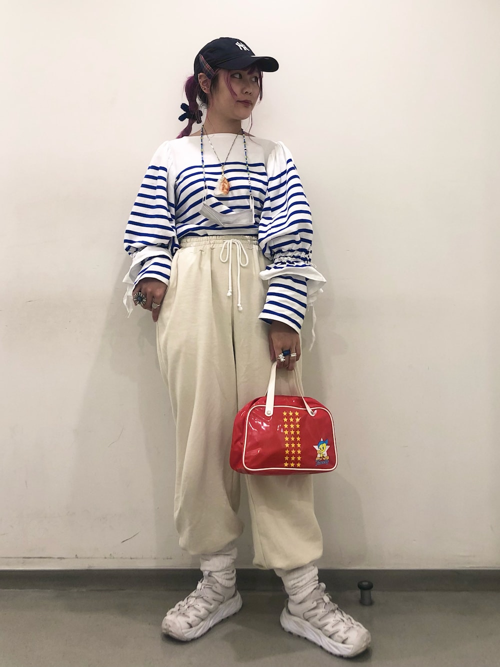 「スウェット、スウェットパンツ、ボーダーTシャツ、ボーダートップス、orcival、白スニーカー、HOKAONEONE、キャップ、キャップ女子、NEW ERA、ボリュームスリーブ、スニーカーサンダル、ぱっちんピン、ラクチンコーデ、白パンツ」｜「雑貨屋ミケちゃんのアイテム（ハンドバッグ、レッド系）」を使った、とりさん（レディース・165cm）の秋コーディネートの1枚目の写真