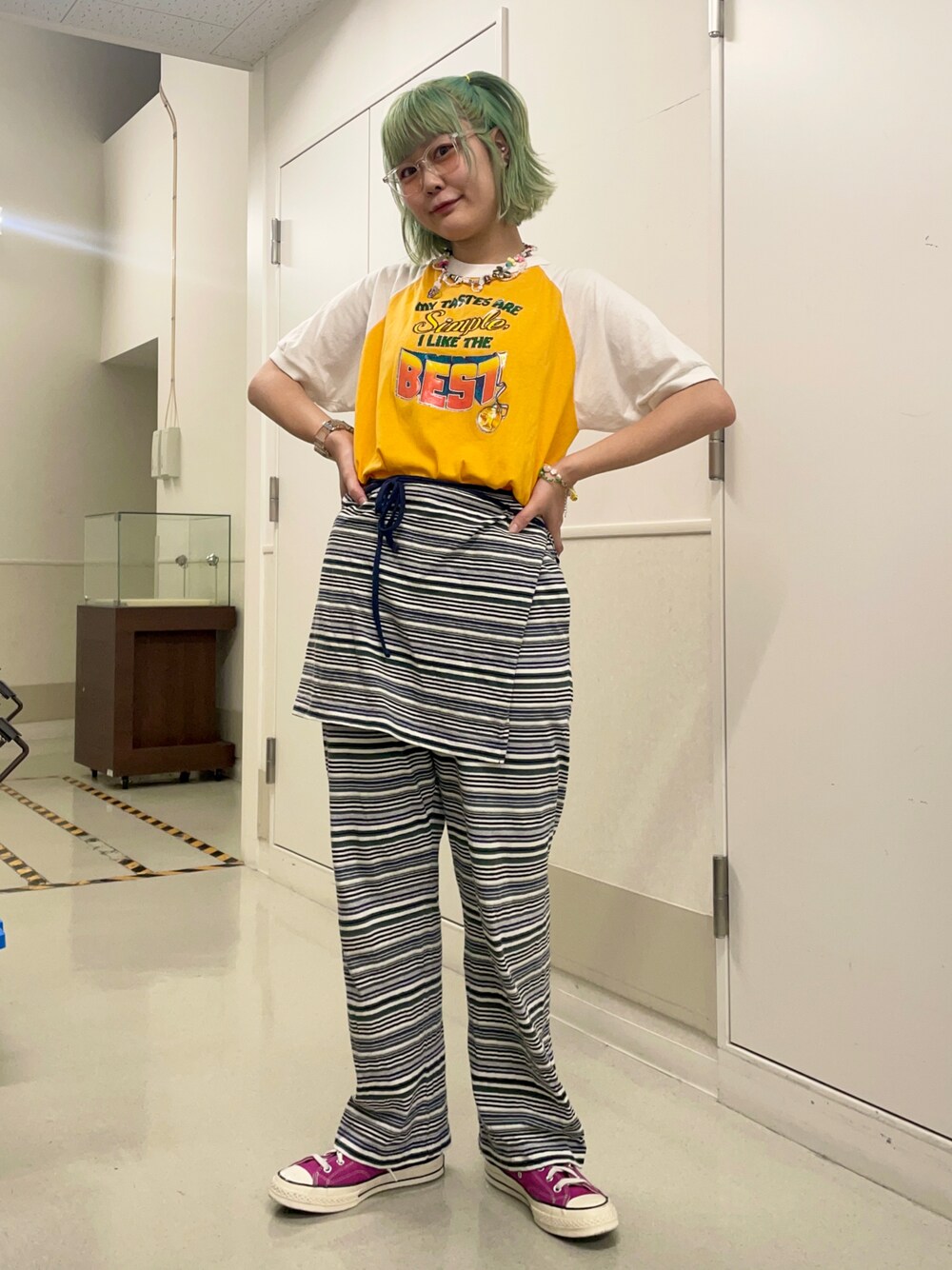 「クリアメガネ、ラグランTシャツ、ラグランスリーブ、ボーダー、マルチボーダー、ボーダーパンツ、スカートパンツ、レイヤードスタイル、古着MIX、スニーカー、カラースニーカー、コンバース、チャックテイラー、プリントT、ロゴT」｜「VINTAGEのアイテム（Tシャツ/カットソー、イエロー系）」を使った、とりさん（レディース・165cm）の秋コーディネートの1枚目の写真