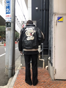 「オールブラック」｜「アイテム（スタジャン）」を使った、RIKUさん（メンズ・177cm）の春コーディネート