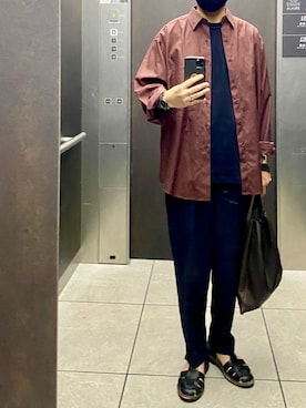 「COMOLI（コモリ）のアイテム（スラックス）」を使った、isohさん（メンズ・174cm）の夏コーディネート