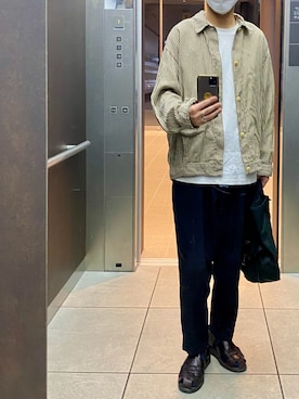 「COMOLI（コモリ）のアイテム（スラックス）」を使った、isohさん（メンズ・174cm）の春コーディネート